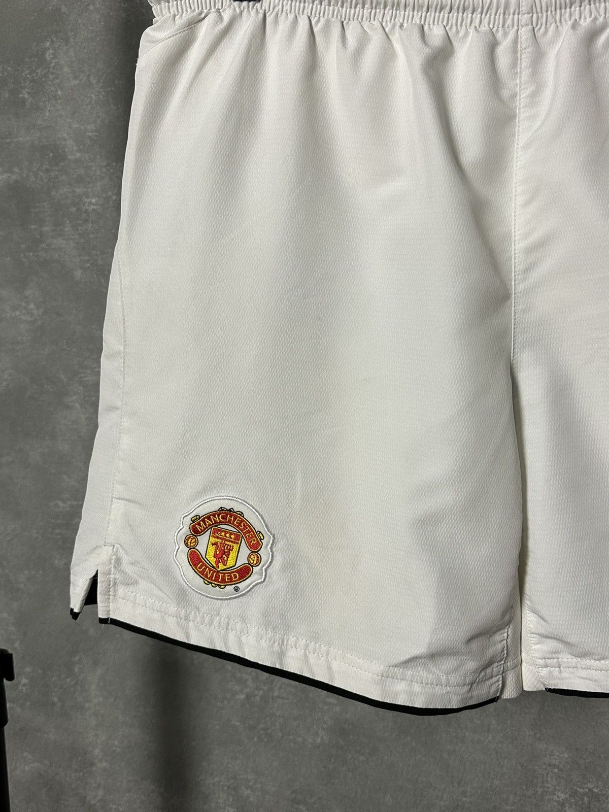 Nike × Vintage Vintage Nike Manchester United Logo White Jersey Shorts Size US 31 - 3 Thumbnail