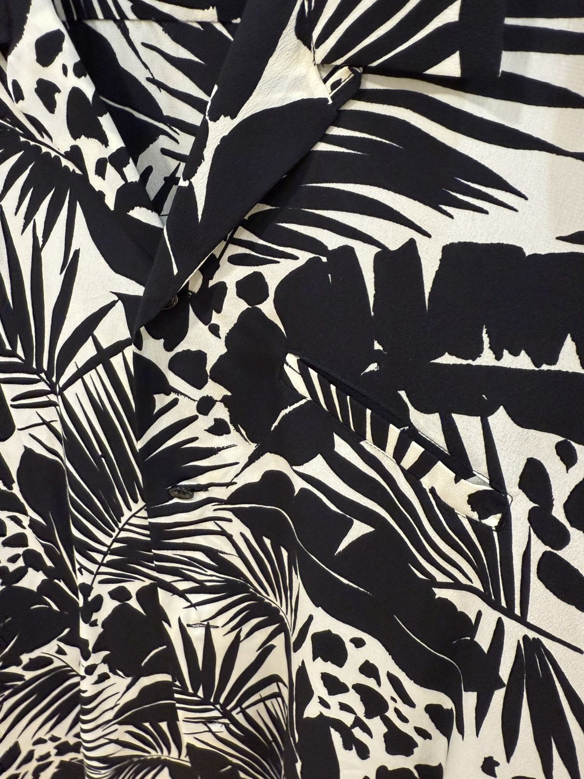 Saint Laurent Paris Tropical Shark-Collar Short Sleeve Silk Shirt collar size39 Size US M / EU 48-50 / 2 - 13 Thumbnail