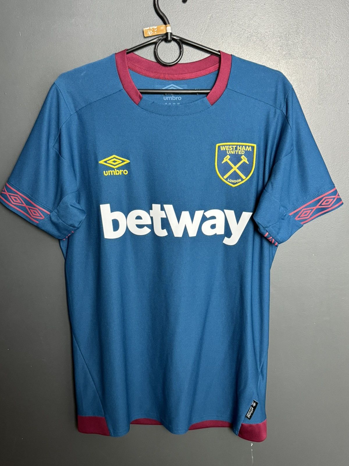 Umbro West Ham United 18/19 Away Football Jersey Size US S / EU 44-46 / 1 - 1 Thumbnail