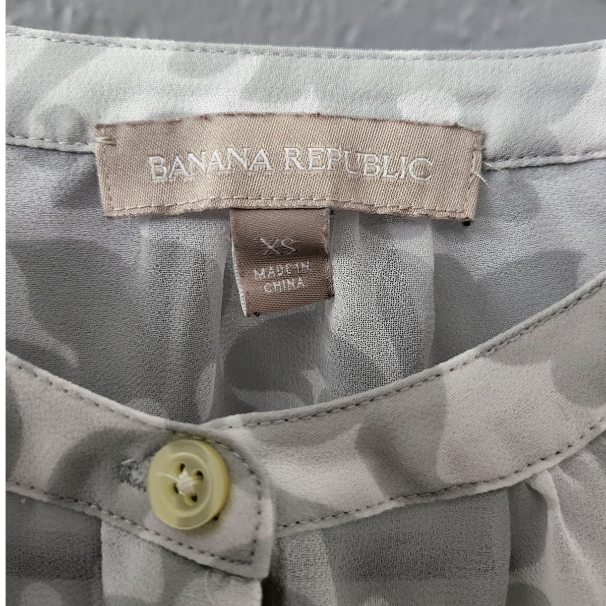 Banana Republic Banana Republic Sheer Gray and White Button Up - XS Size XS / US 0-2 / IT 36-38 - 3 Thumbnail