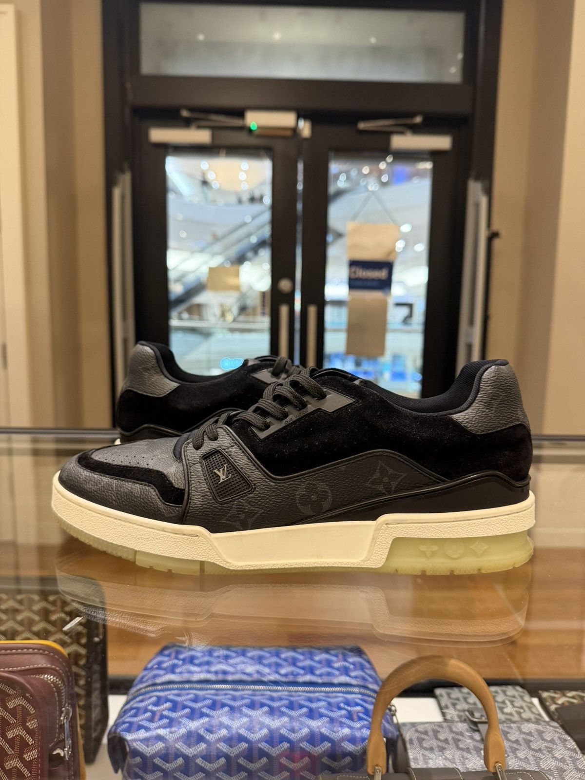 Louis Vuitton Louis Vuitton Trainer Black Monogram Size US 8 / EU 41 - 1 Thumbnail