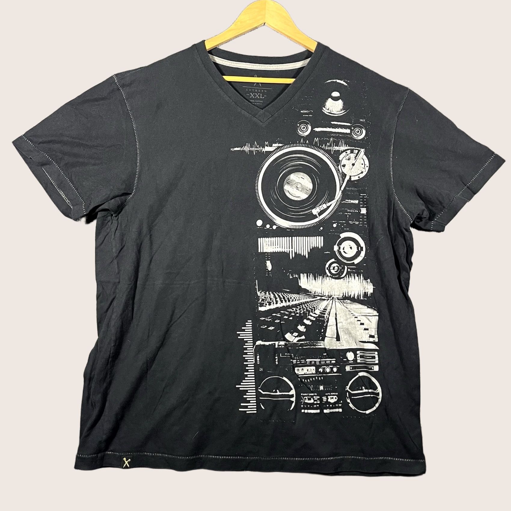 Ecko Unltd. VINTAGE Marc Ecko Y2K V-Neck T-Shirt DJ Mixer Graphic Mens 2XL Black AOP Shirt Size US XXL / EU 58 / 5 - 1 Thumbnail