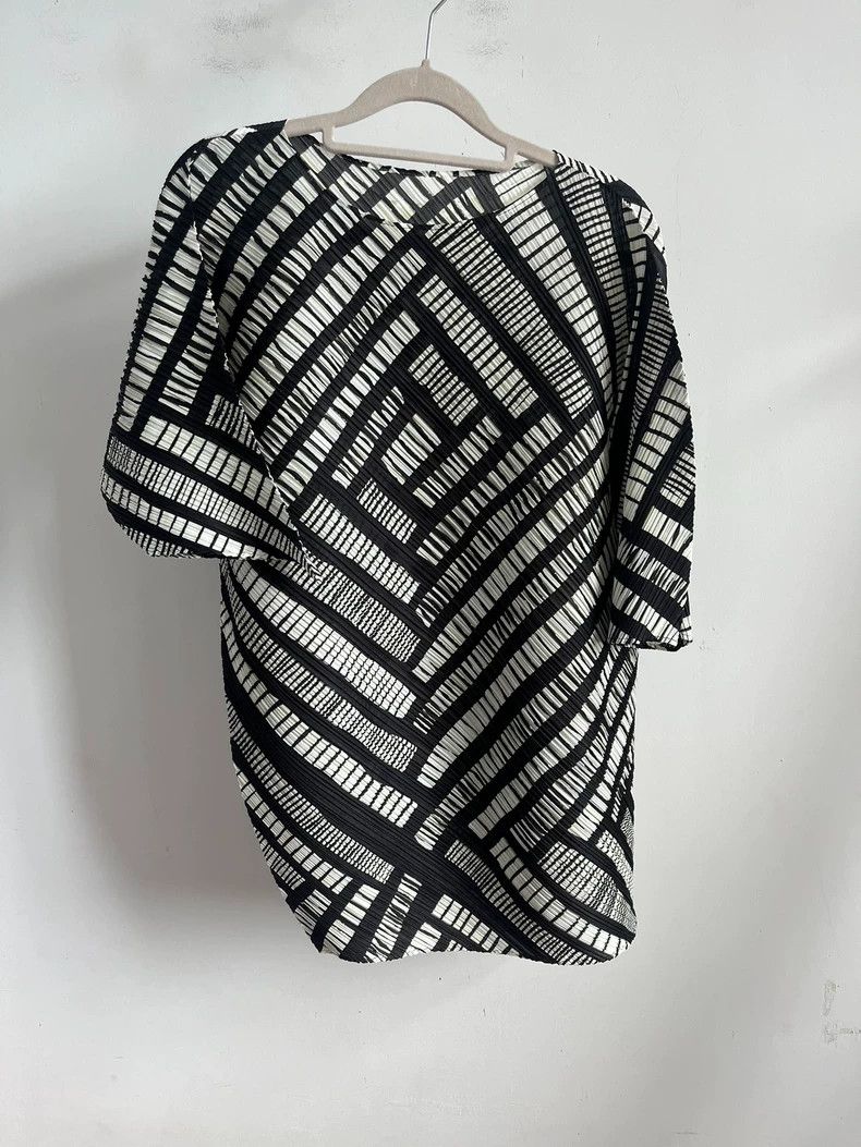Issey Miyake Issey Miyake size:3 Black and white striped short-sleeved Size S / US 4 / IT 40 - 1 Thumbnail