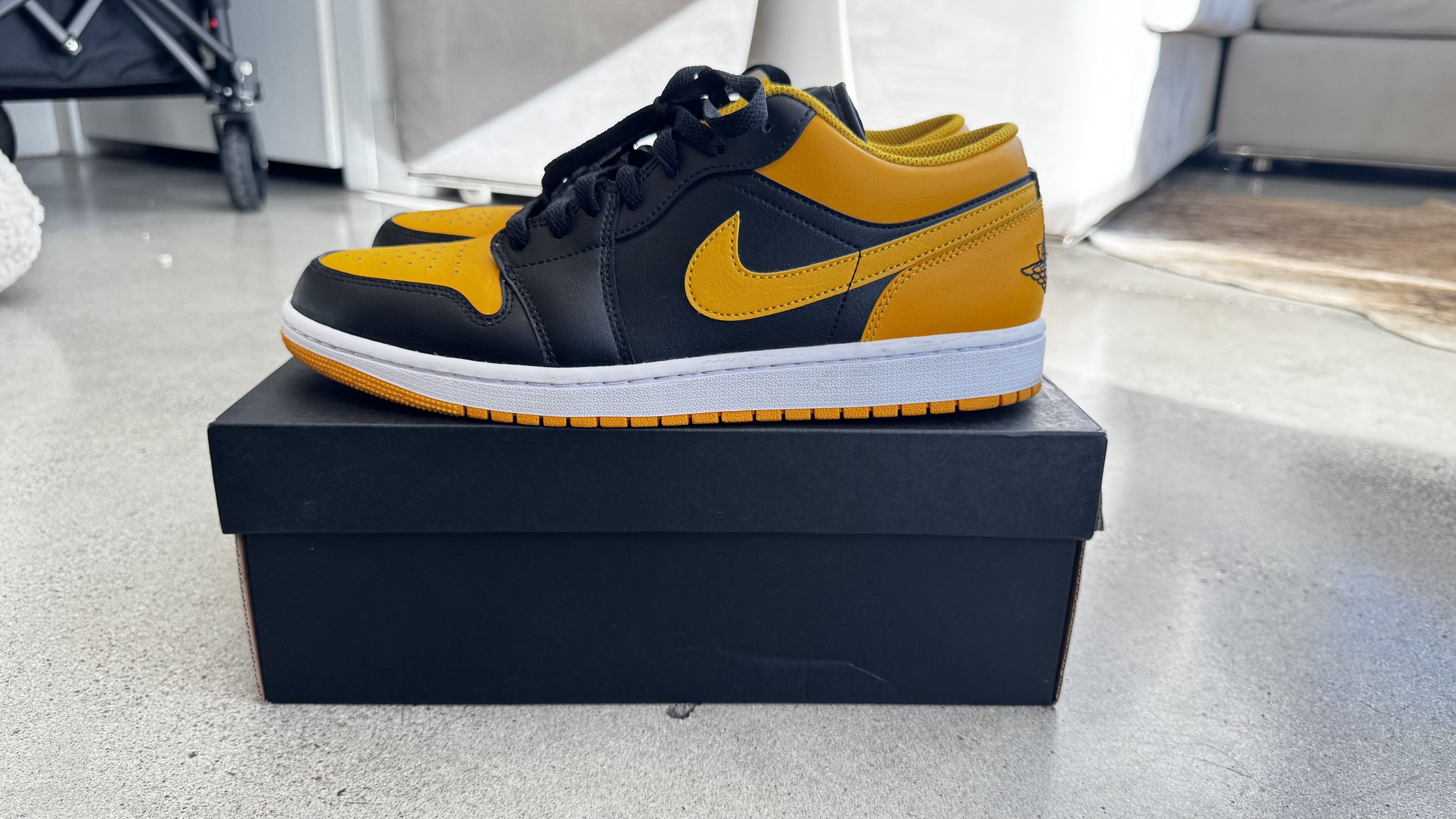 Nike Nike Air Jordan 1 Low Black Taxi Yellow Size 10.5 w/ Box Size US 10.5 / EU 43-44 - 5 Thumbnail