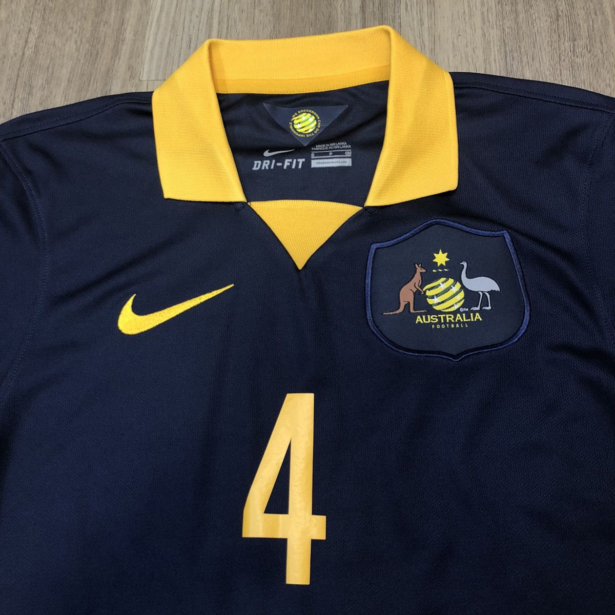 Nike Australia 14/15 away shirt #4 Cahill (bnwt) Size US S / EU 44-46 / 1 - 3 Thumbnail