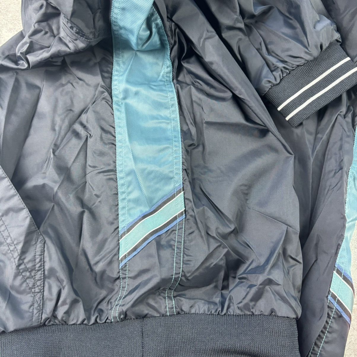 Nike Vintage 90s black center swoosh nike windbreaker Size US L / EU 52-54 / 3 - 4 Thumbnail