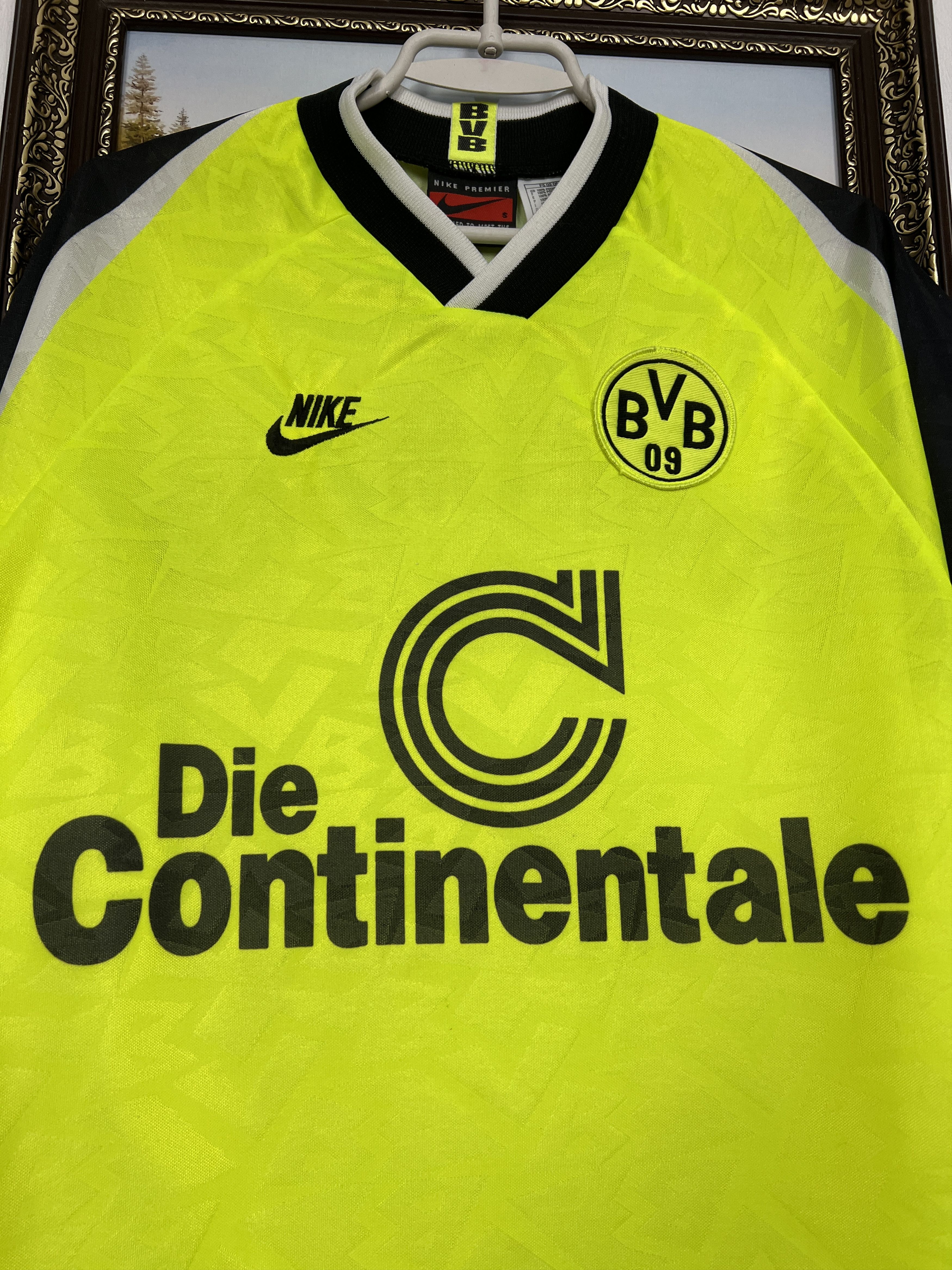 Nike Borussia Dortmund Home football shirt Soccer Jersey Trikot Size US S / EU 44-46 / 1 - 3 Thumbnail