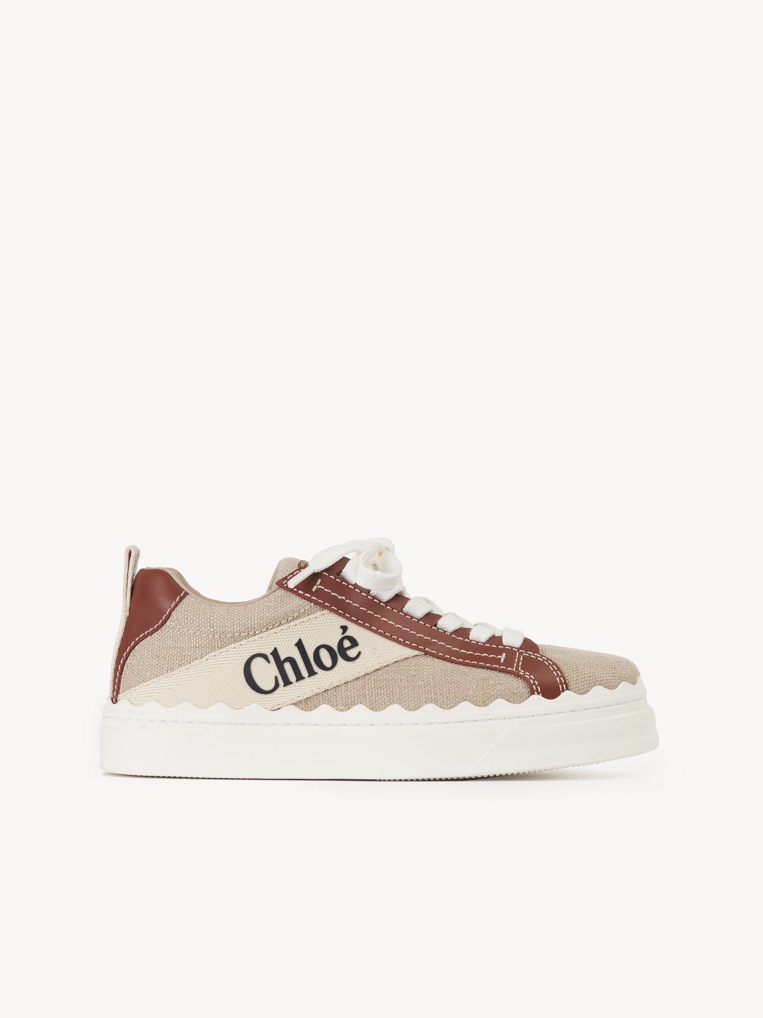 o1loc1c0325 CHC22 Low-Top Sneakers in White/Brown