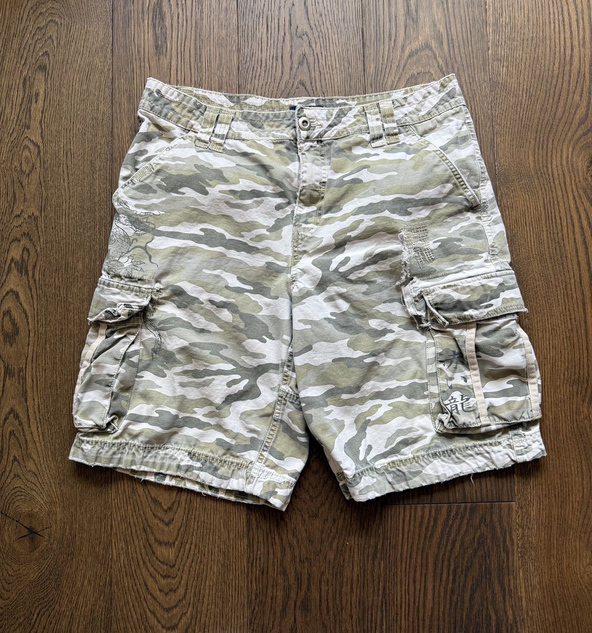 Vintage Vintage Y2K No Boundaries Dragon Camo Cargo Shorts Size US 38 / EU 54 - 1 Thumbnail