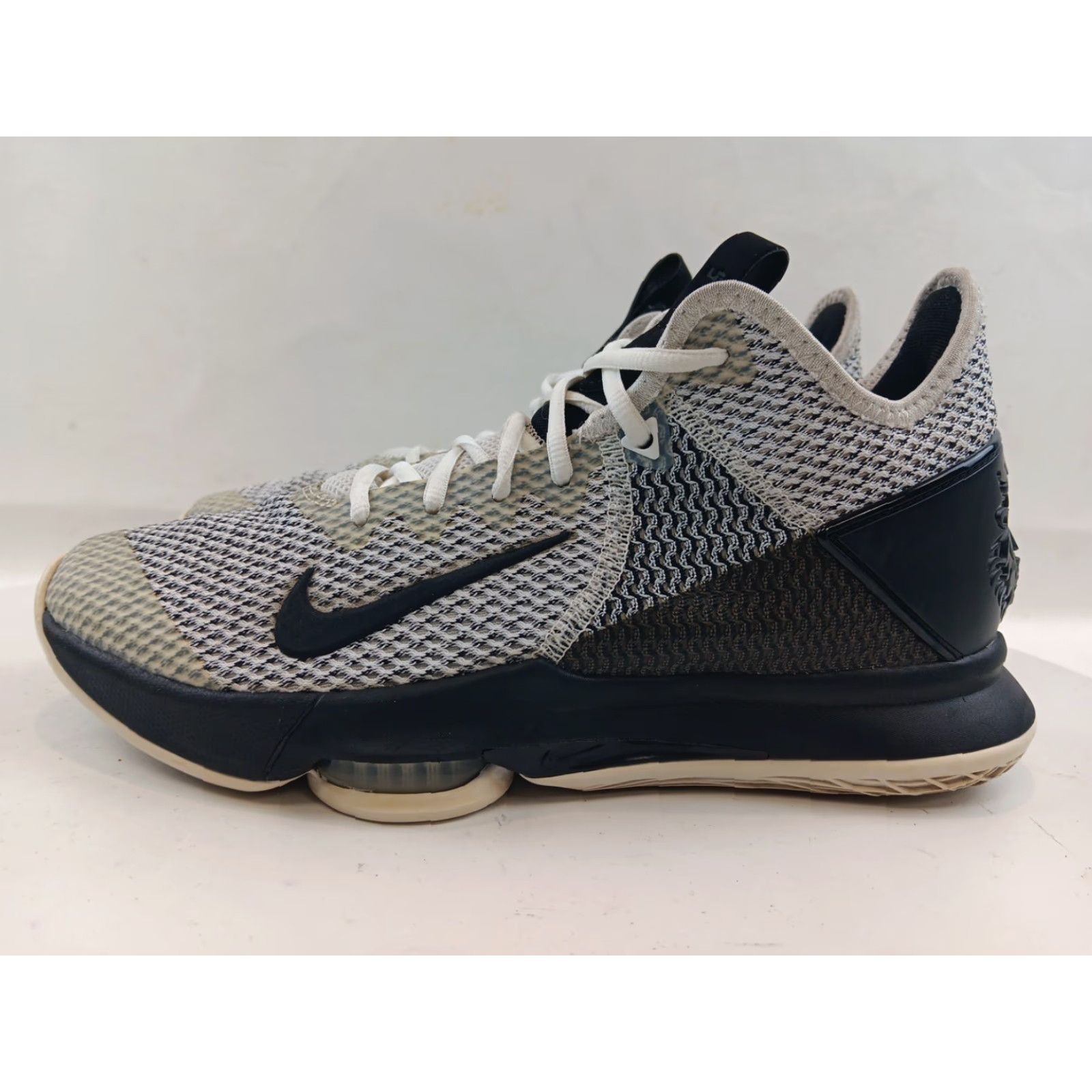 Nike Nike LeBron Witness 4 Sneaker Men’s 9.5 Black White BV7427-101 Mens Shoes Size ONE SIZE - 6 Thumbnail