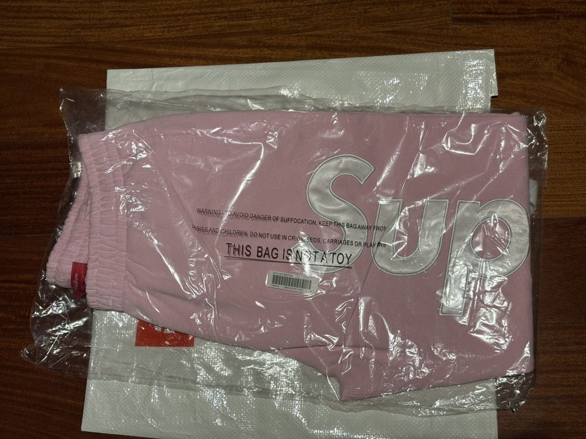Supreme Supreme satin appliqué sweatpants Pink new MEDIUM Size US 32 / EU 48 - 2 Thumbnail
