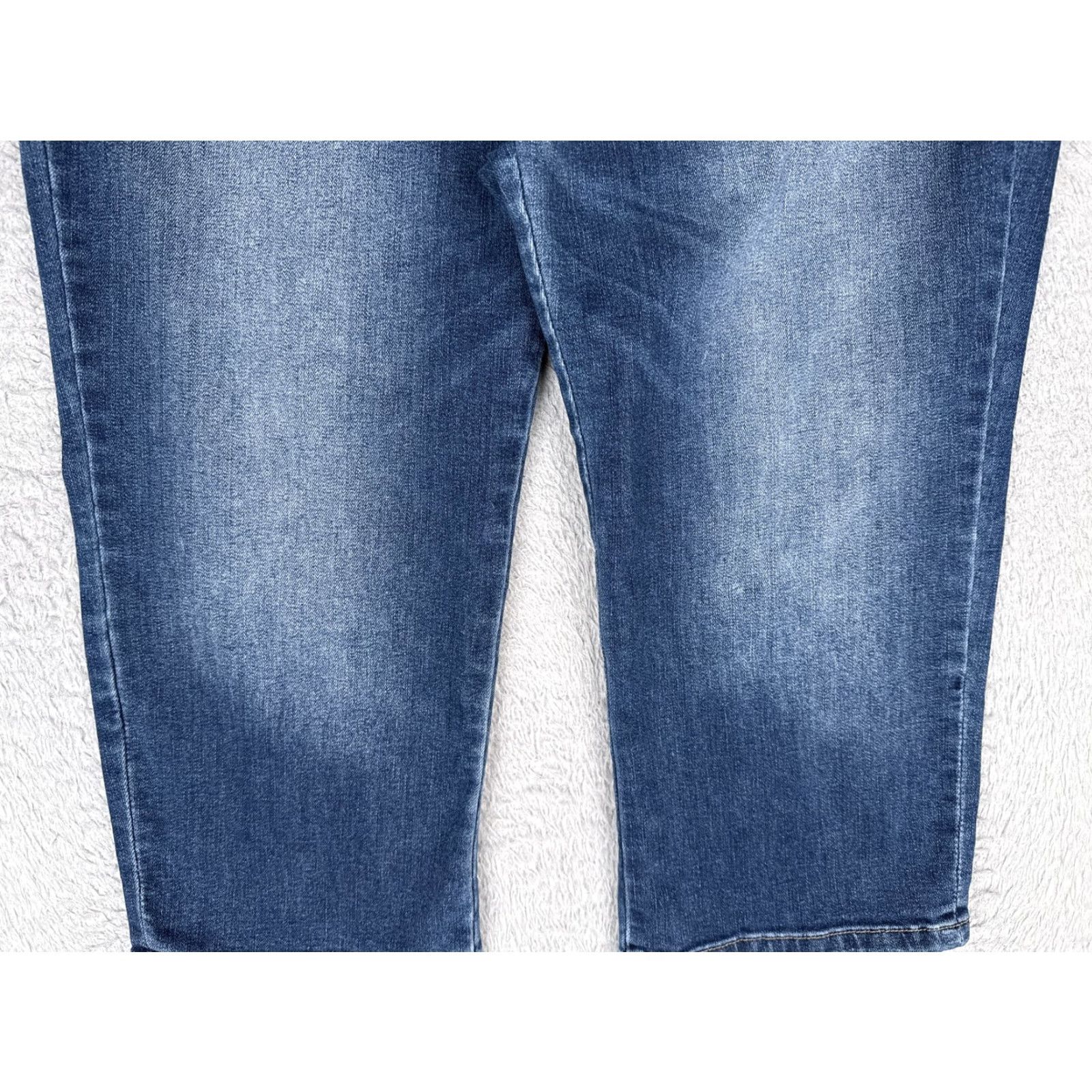 Liz Claiborne Liz Claiborne Capri Jeans Womens 10P Blue Med Wash Mid Rise Denim 32x19 Size 32" / US 10 / IT 46 - 3 Thumbnail