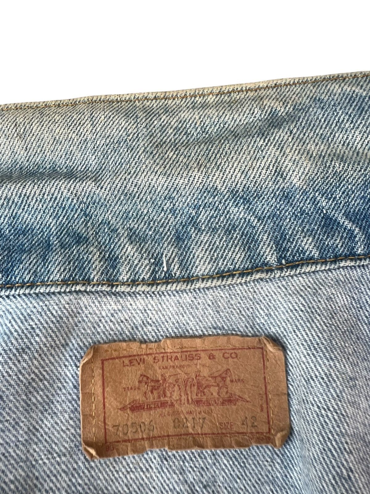 Levi's Vintage 80s Levi’s 70506 Distress Fade Denim Trucker Jacket Size US L / EU 52-54 / 3 - 16 Thumbnail