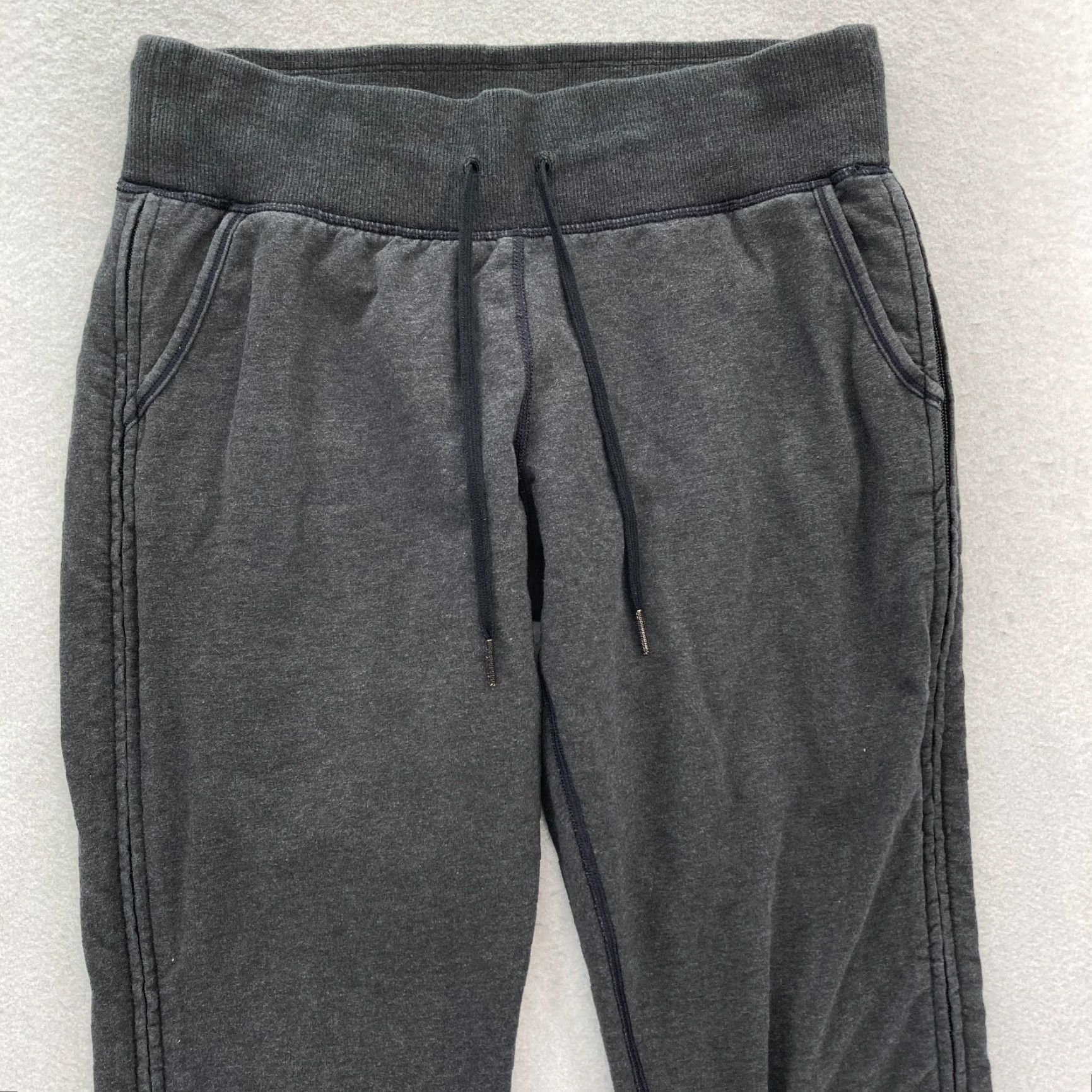 Lululemon Lululemon No Sweat Jogger Sweatpants Women 8 Gray Stretch Drawstring Side Zip Jogger Pants Regular Inseam 27 in Black? Gray Size 30" / US 8 / IT 44 - 2 Thumbnail