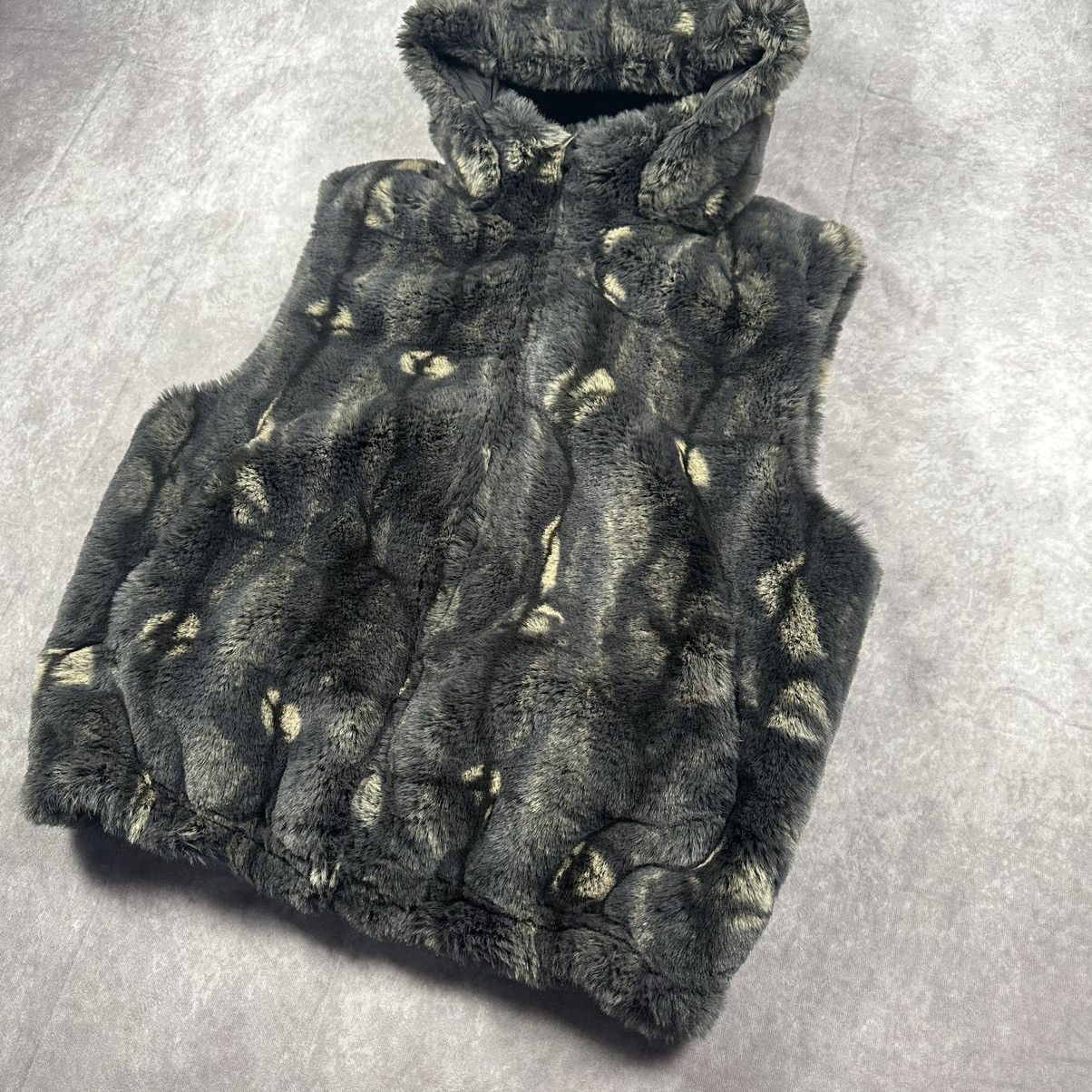 Supreme supreme faux fur hooded vest Size US M / EU 48-50 / 2 - 2 Thumbnail
