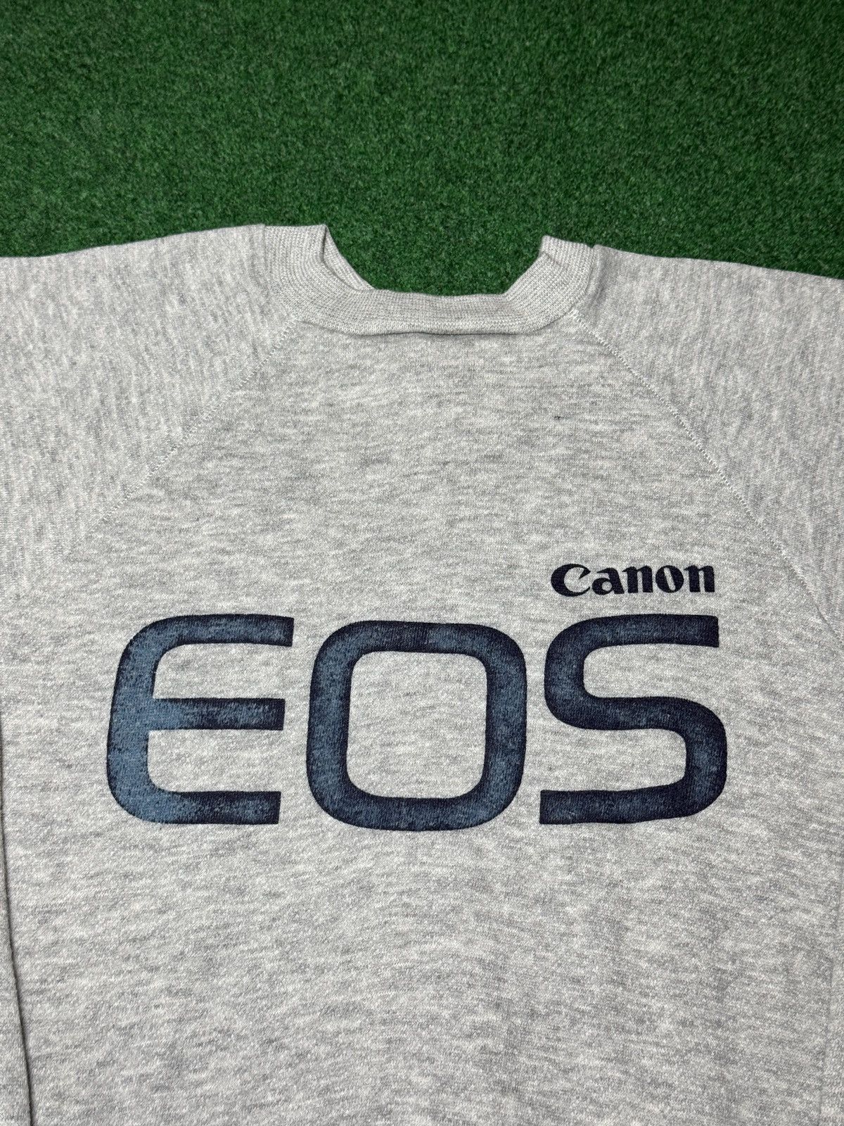 Canon Vintage 80s Canon Eos 35mm Camera 18.5x24 Gray Sweatshirt Size US M / EU 48-50 / 2 - 2 Thumbnail
