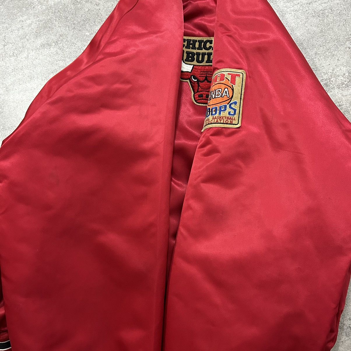 Chalk Line × NBA × Vintage VTG 90s NBA CHICAGO BULLS SATIN BOMBER JACKET SPELL OUT Size US XL / EU 56 / 4 - 7 Thumbnail