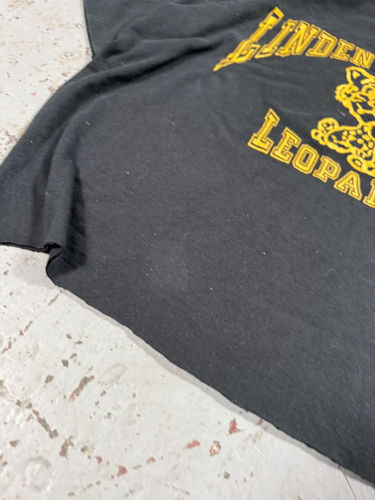 Vintage Vintage Single Stitch Lindon Park Ice Leopards Cropped Tee Size US L / EU 52-54 / 3 - 7 Thumbnail