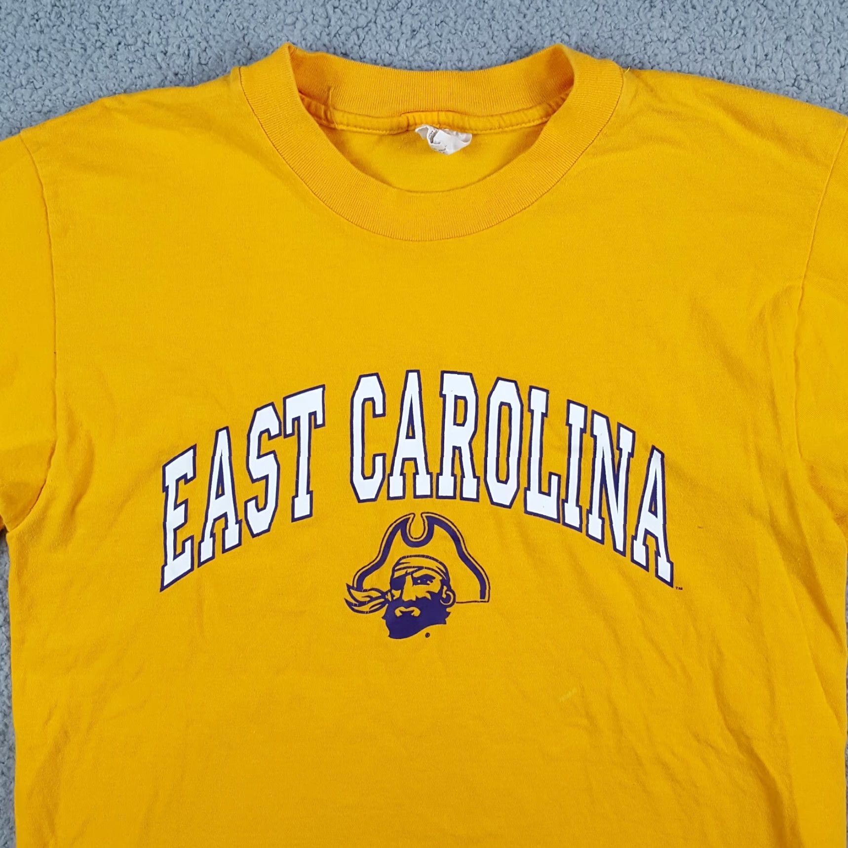 Vintage Vintage East Carolina Pirates NCAA Football T-Shirt Men Large Yellow College Retro 90s Y2K Size US L / EU 52-54 / 3 - 2 Thumbnail