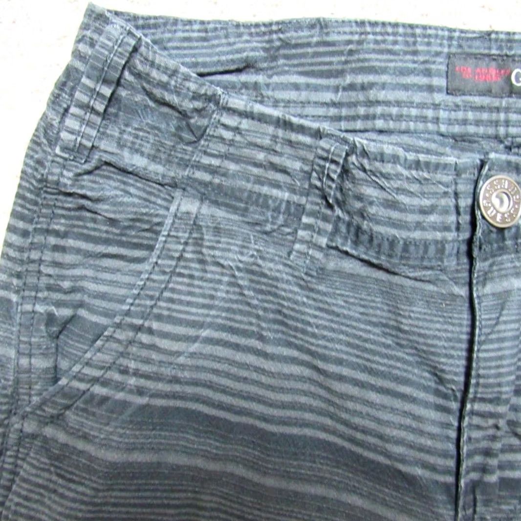 Guess MENS GUESS REGULAR FIT STRAIGHT LEG CARGO SHORTS W30/L11 REF NC02994 GREY/BLACK Size US 30 / EU 46 - 2 Thumbnail