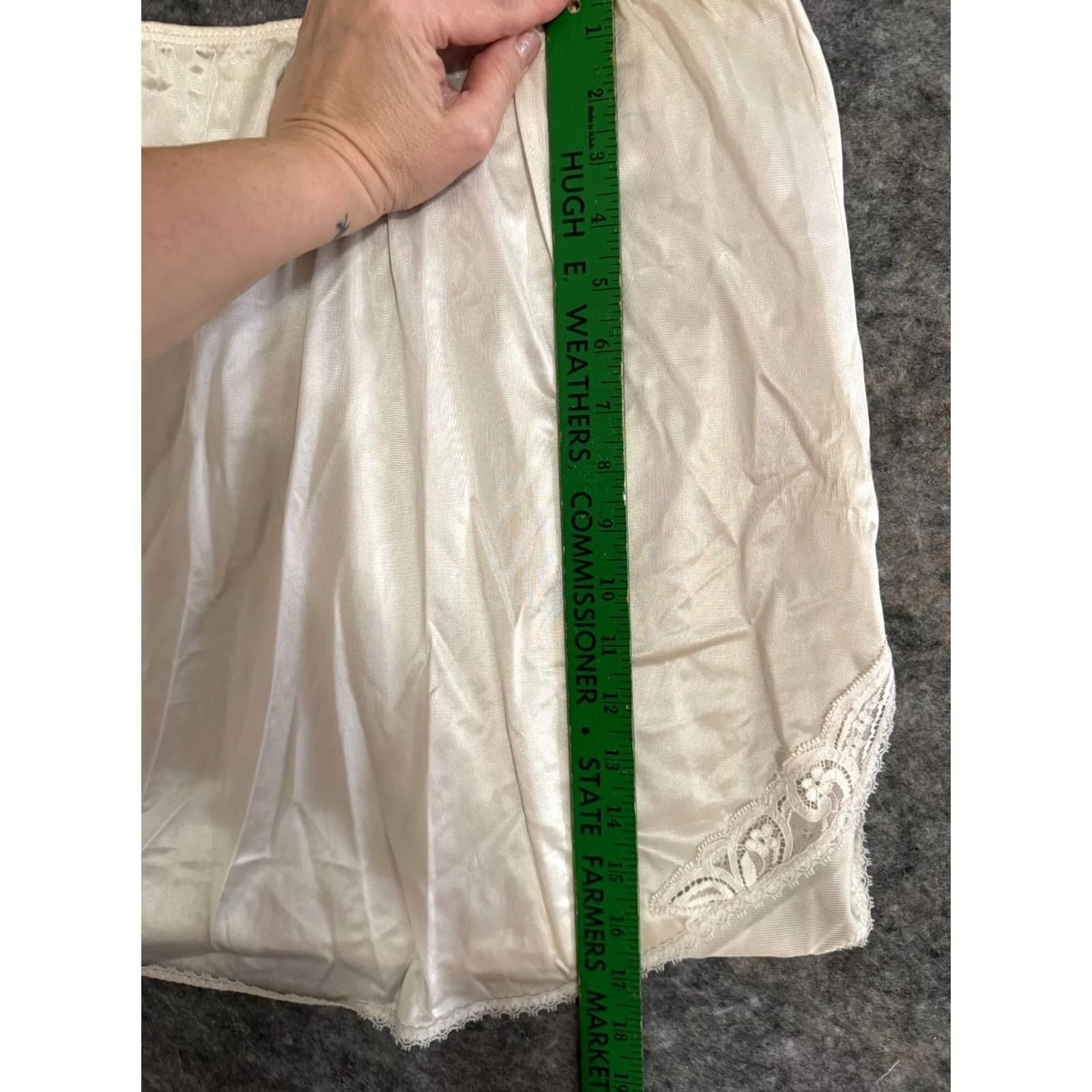 Vintage VINTAGE Dixie Belle Slip Half Large White Nylon Lace Trim Kick Slit USA Mens? Womens? Size ONE SIZE - 3 Thumbnail