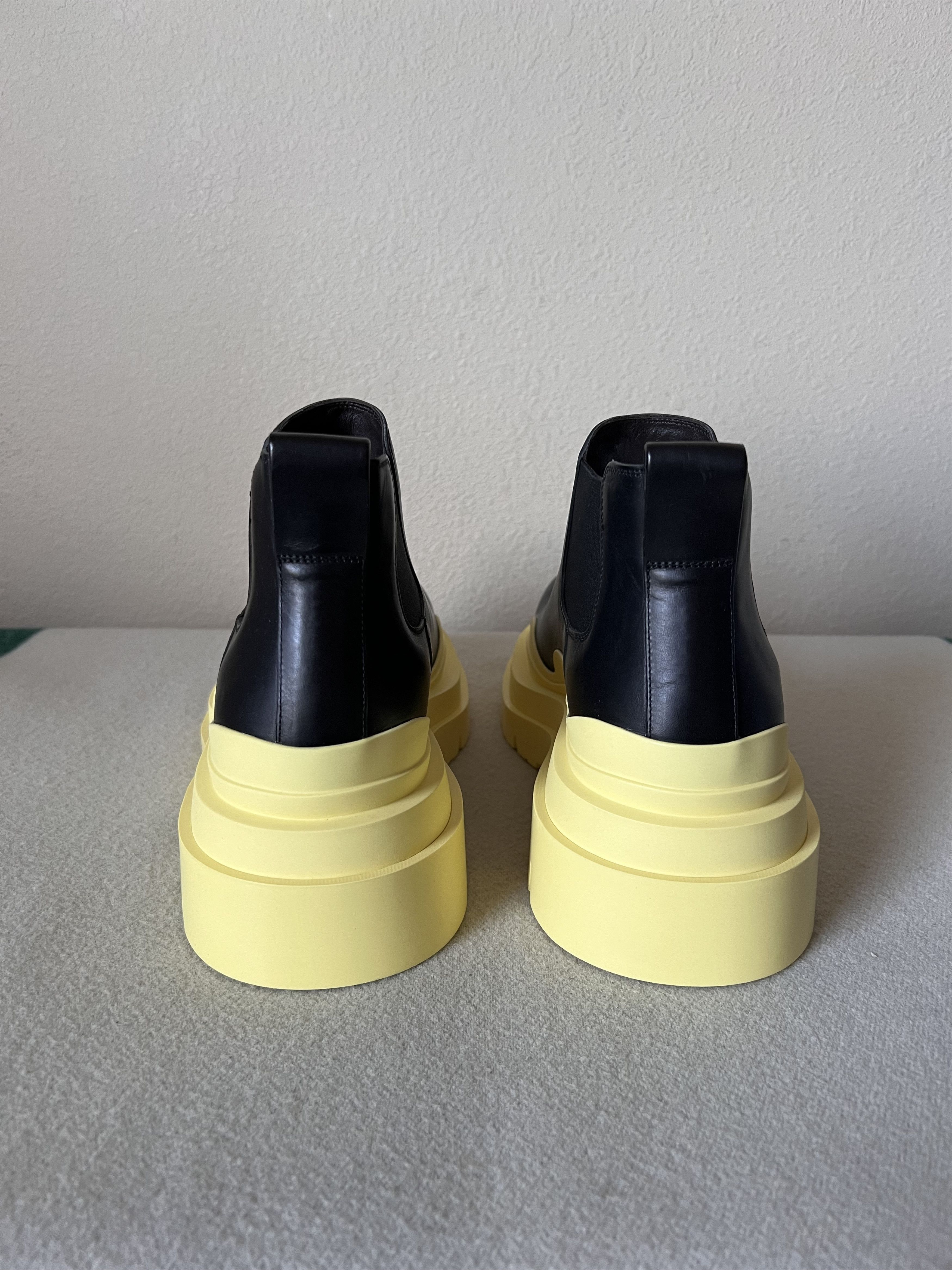 Bottega Veneta Bottega Veneta Tire Ankle Chelsea Boot in Black Lemon Size US 9.5 / EU 42-43 - 5 Thumbnail