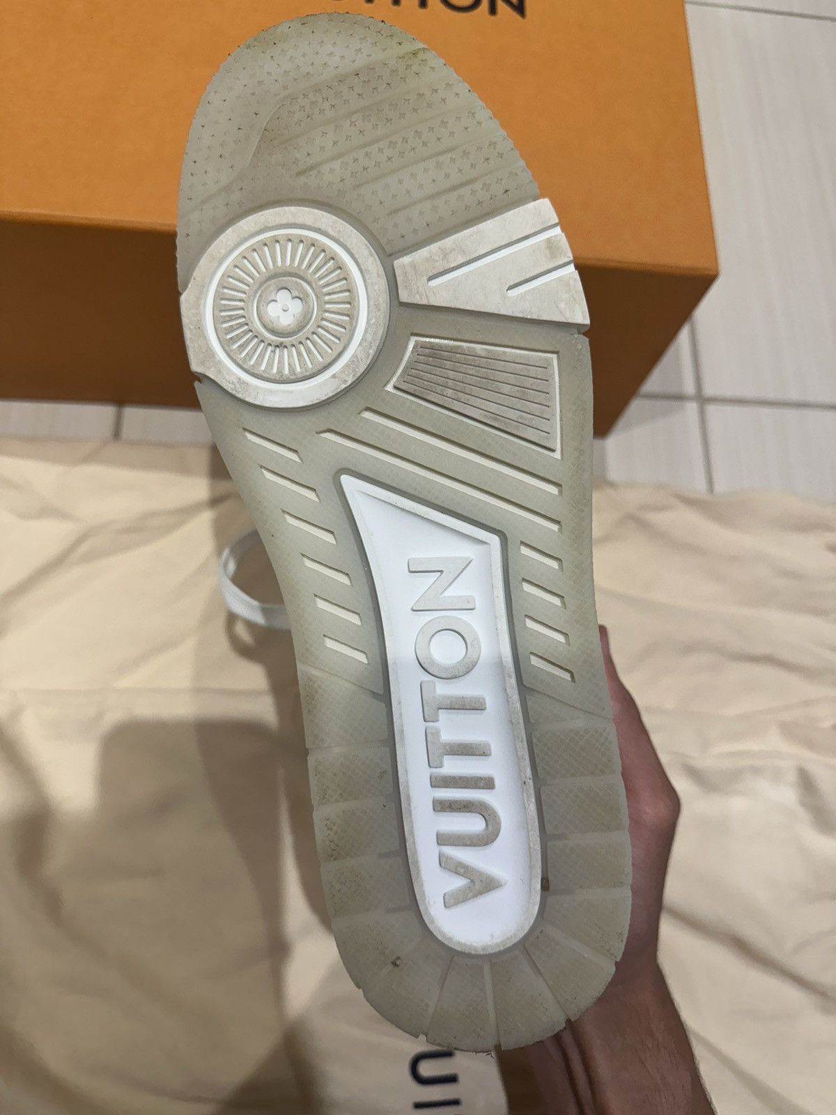 Louis Vuitton Louis Vuitton White & Grey ‘LV Sneaker’ Size US 7 / EU 40 - 9 Thumbnail
