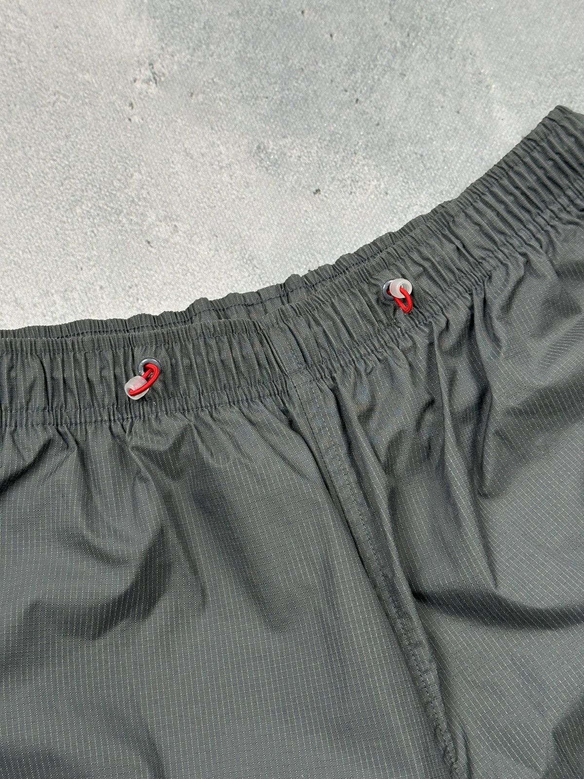 Nike Vintage Nike Ripstop Nylon Shorts TN Gray Red Swoosh 90s Y2K Size US 34 / EU 50 - 13 Thumbnail