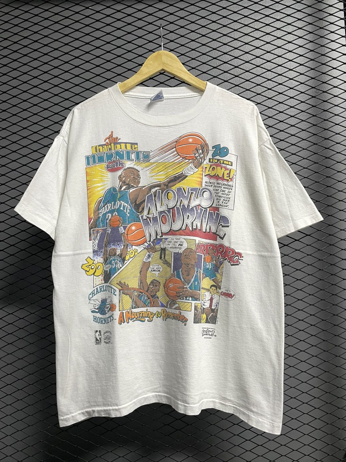 NBA Vintage 90s Charlotte Hornet Alonzo Mourning T-Shirt Size US L / EU 52-54 / 3 - 1 Thumbnail