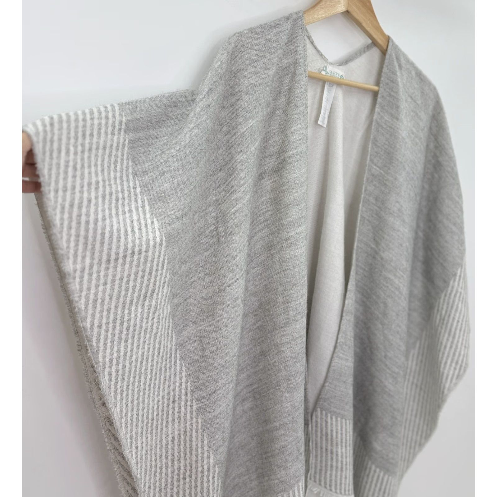 Vintage VINTAGE Carve Designs Poncho Gray White Striped Knit One Size Sleeveless V-Neck Kimono Fringe Open-Front Lightweight Cozy Womens Size ONE SIZE - 3 Thumbnail