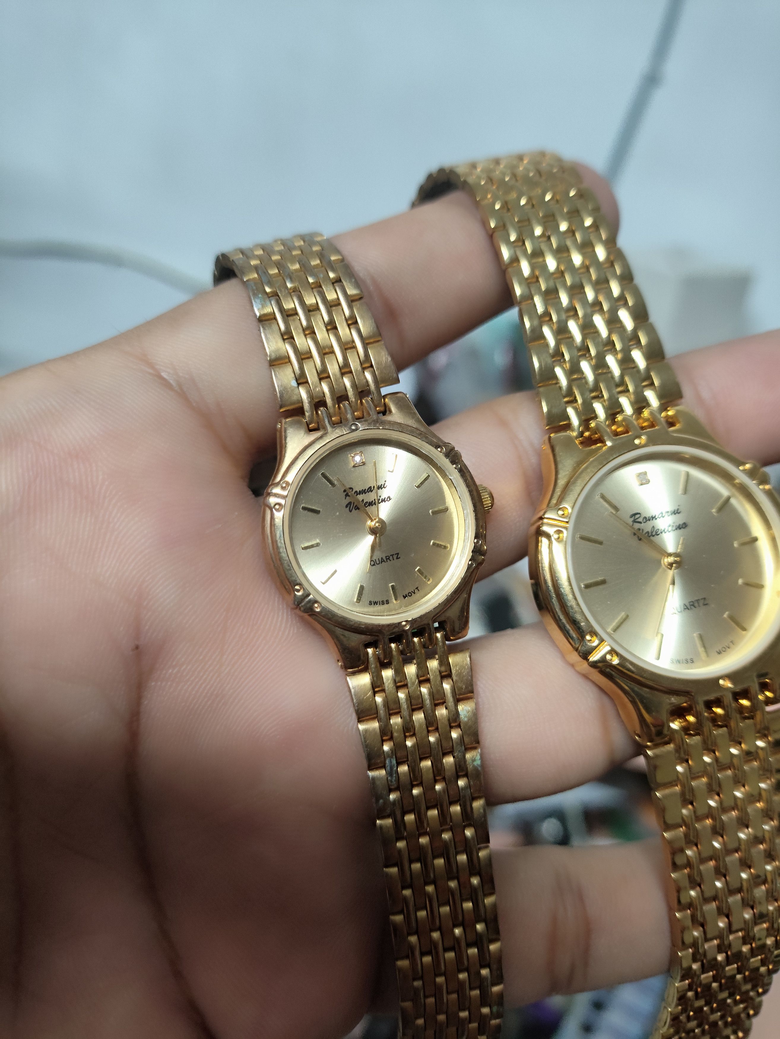 Japanese Brand ROMARNI VALENTINO (ONE PAIR GOLD WATCH COLOR) GOOD FUNCTION Size ONE SIZE - 4 Thumbnail