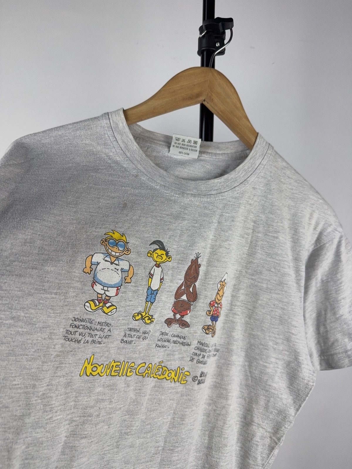 Vintage Humor 90s Nouvelle Caledonie Funny Tourist Cartoon T-Shirt Size US M / EU 48-50 / 2 - 4 Thumbnail
