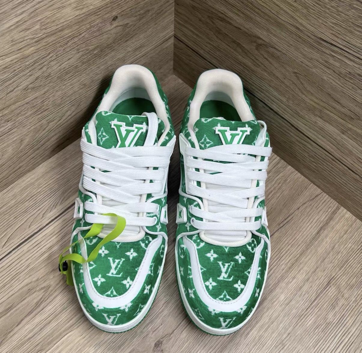 Louis Vuitton Louis Vuitton Trainer White Green Velvet Sneakers J41 Size US 9 / EU 42 - 6 Thumbnail