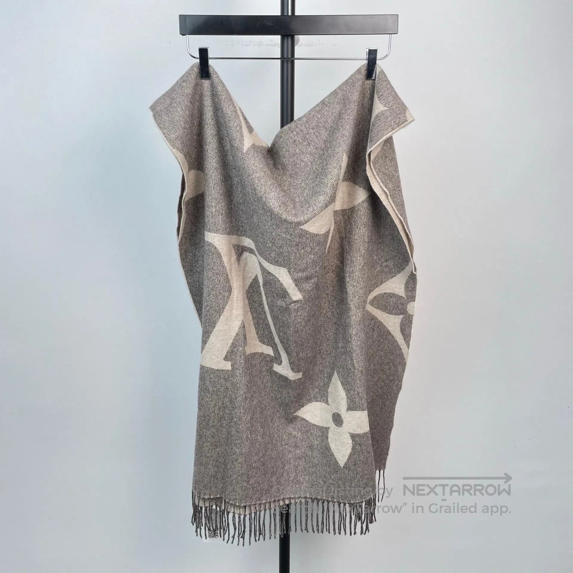 Louis Vuitton Louis Vuitton Gray mixed with ivory cashmere scarf with fr Size ONE SIZE - 1 Thumbnail