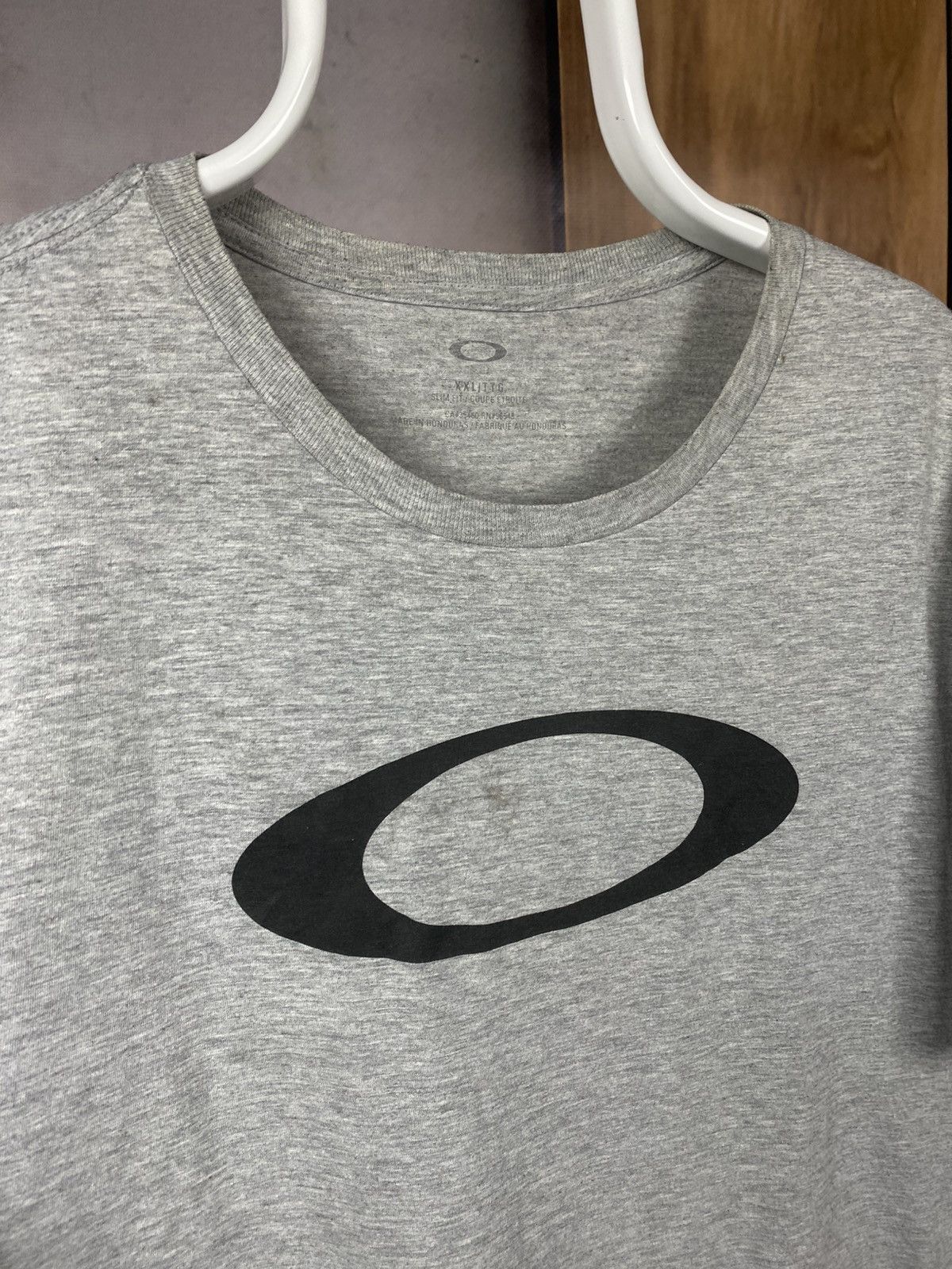 Oakley 🔘Vintage T-Shirt Slim Fit Oakley Big Central Logo Tee🔘 Size US XXL / EU 58 / 5 - 2 Thumbnail