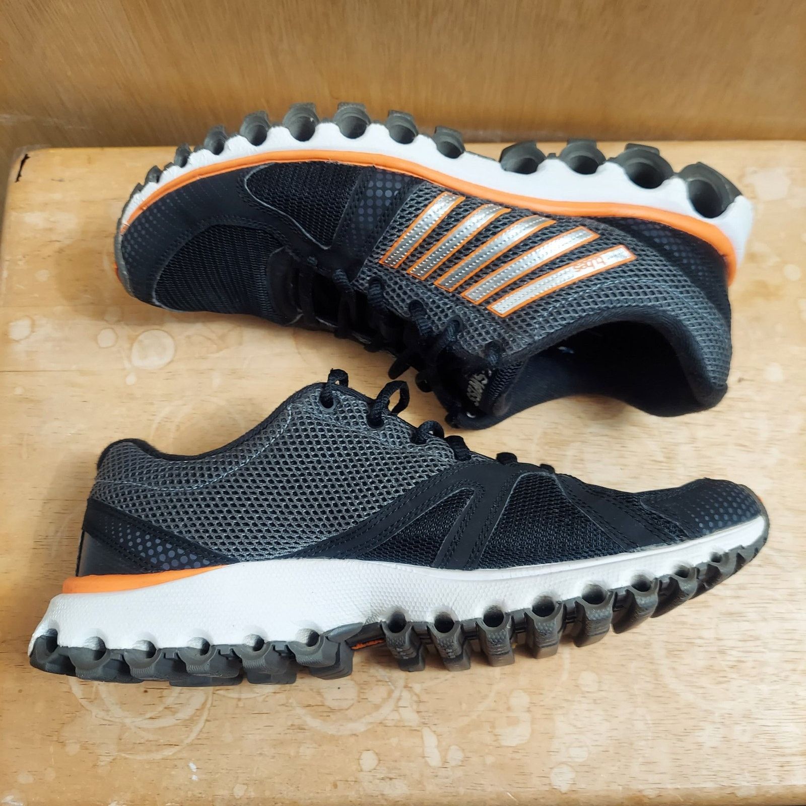 K-Swiss K-Swiss Men's US 11.5 Black Orange Cross Training Shoes EUC Size US 11.5 / EU 44-45 - 6 Thumbnail
