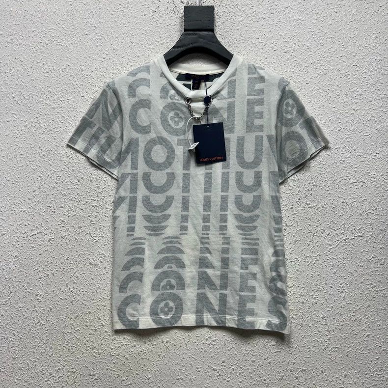 Louis Vuitton Louis Vuitton Chain large logo printed on white background Size US XS / EU 42 / 0 - 1 Thumbnail