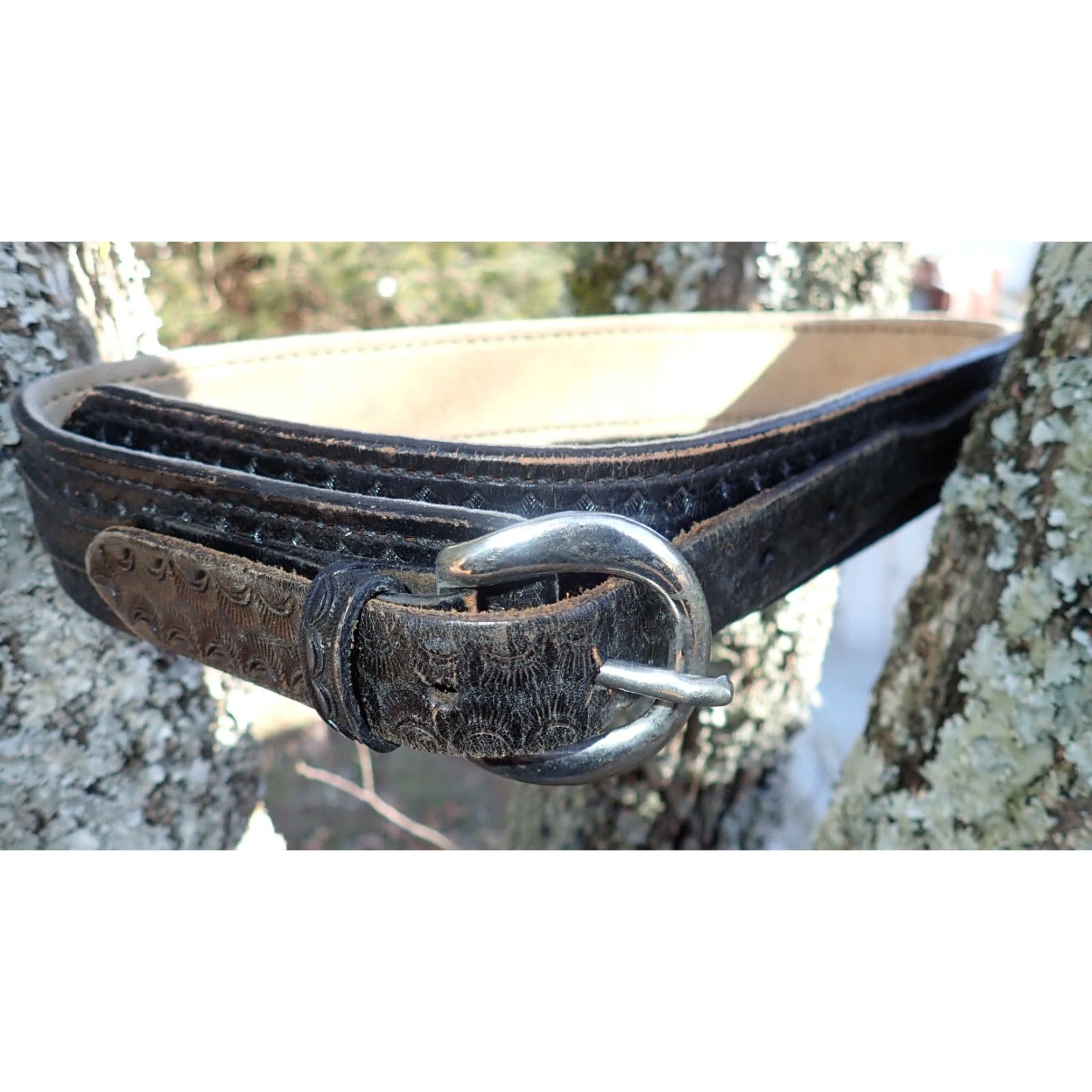 Vintage VINTAGE Women's Leather Gun Belt 1970s Western Basketweave Brass Buckle Sz 25-29 Black Size ONE SIZE - 2 Thumbnail