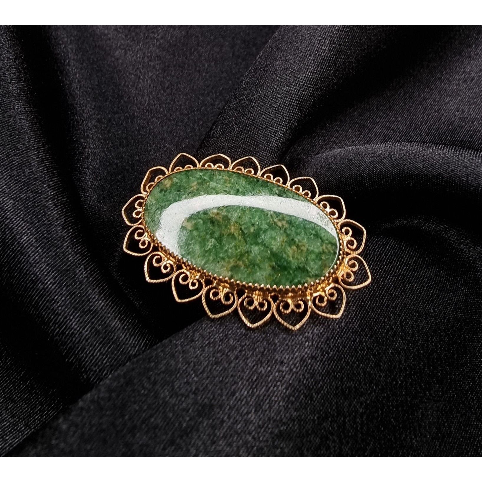 Vintage Vintage Nephrite Jade Filigree Brooch Oval Gold-Tone Elegant Size ONE SIZE - 1 Thumbnail