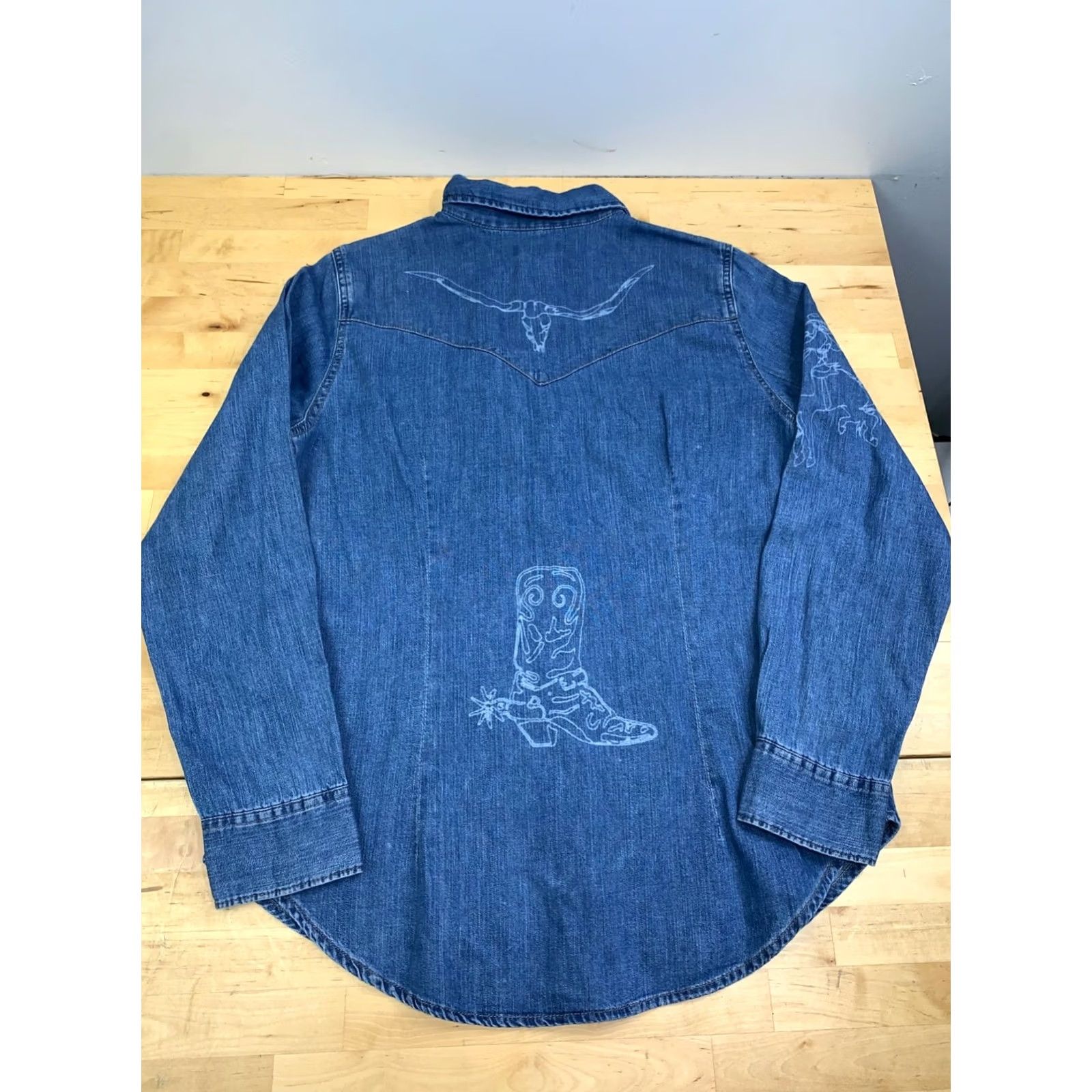 Wrangler NWT Wrangler Western Top Women M Blue Long Sleeve Pearl Snap Cowgirl Button Cotton NWT Retro Pearl Snap Cowboy Top Women M Blue Western 13056 Size M / US 6-8 / IT 42-44 - 6 Thumbnail