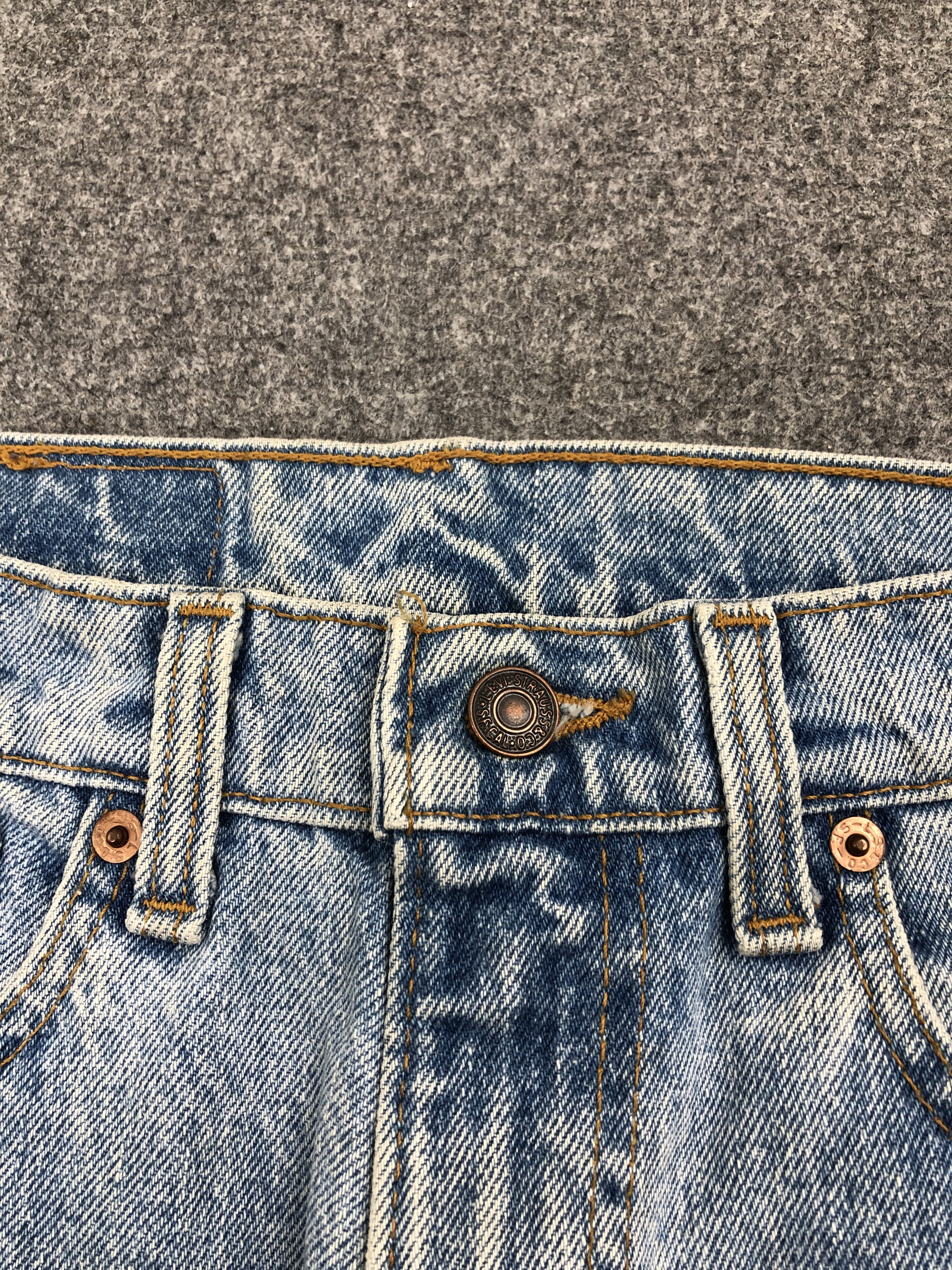 Distressed Vintage 90s Levi's 550 Light Washed Jeans