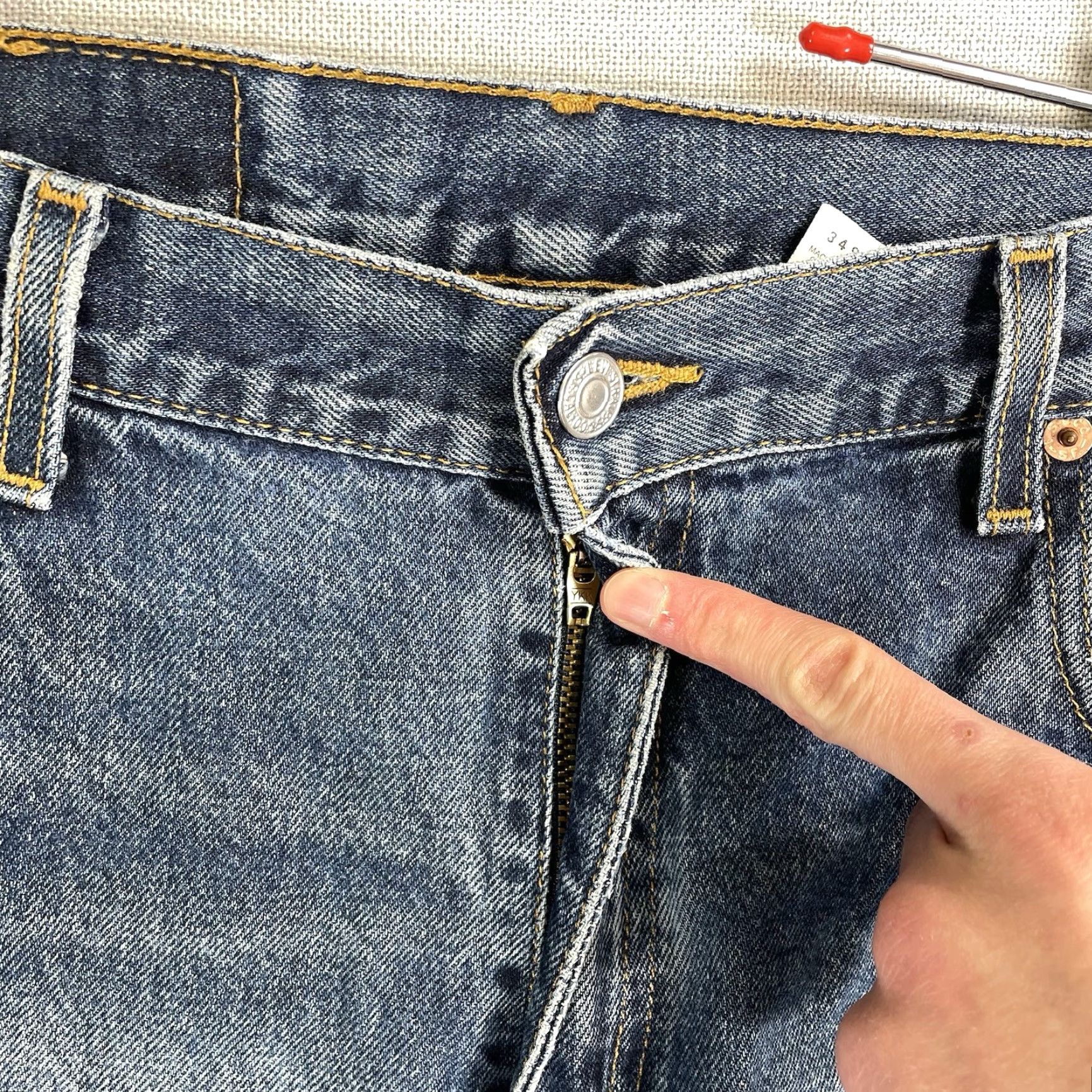 Levi's VTG Levi's 560 Jeans Mens 34x32 Blue Distressed 90s Tapered Relaxed 5-Pocket Denim Cotton Baggy Vintage USA Leather Logo Buttons Zip N/A Size US 34 / EU 50 - 6 Thumbnail