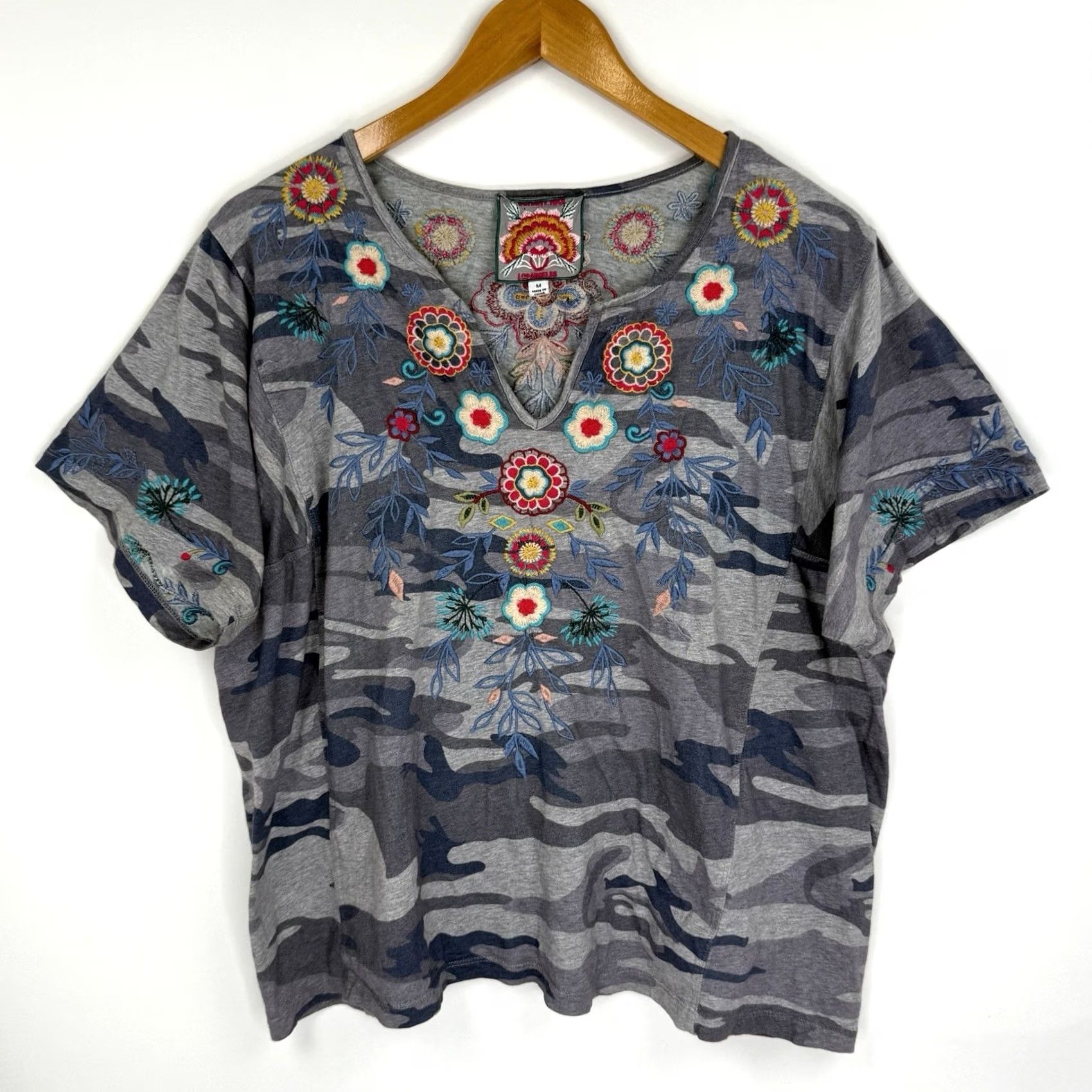 Johnny Was Johnny Was Top Medium Camo Short Sleeve V Neck Embroidered Boho Festival Shirt Womens M Gray混 Size M / US 6-8 / IT 42-44 - 3 Thumbnail