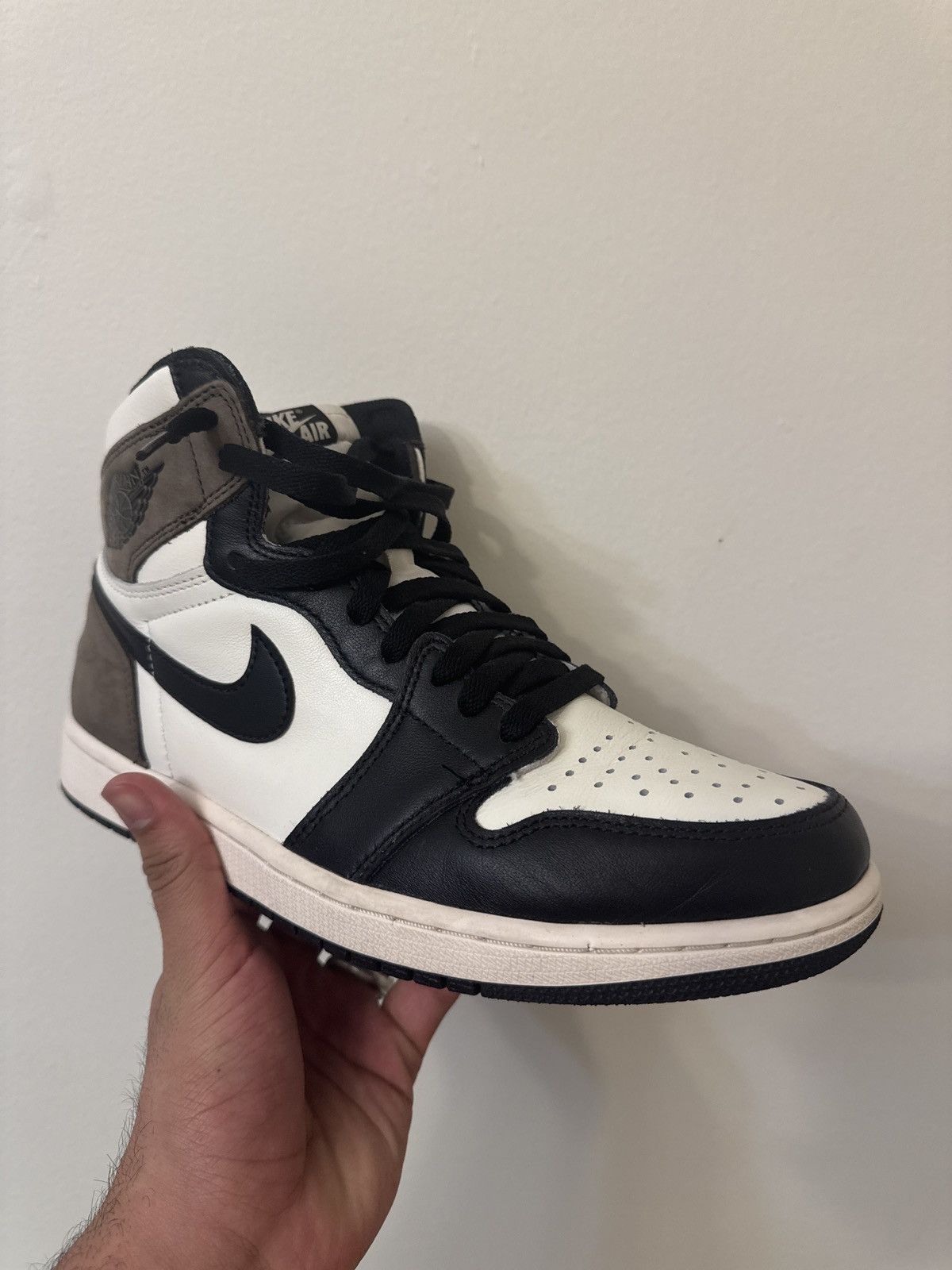 Nike AIR JORDAN 1 RETRO HIGH OG. Size US 10 / EU 43 - 8 Thumbnail