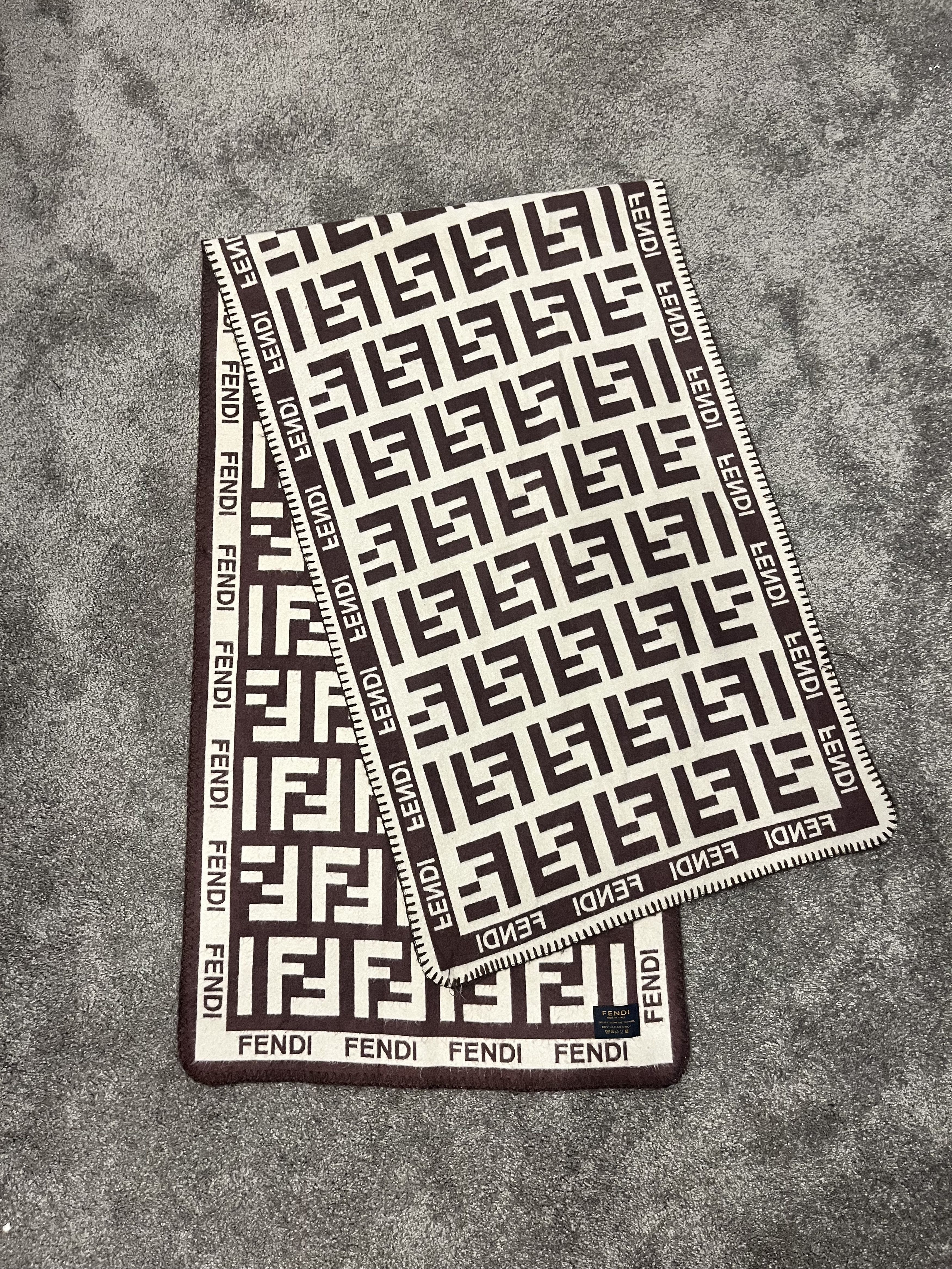 Fendi Fendi Wool Reversible Scarf Size ONE SIZE - 1 Thumbnail