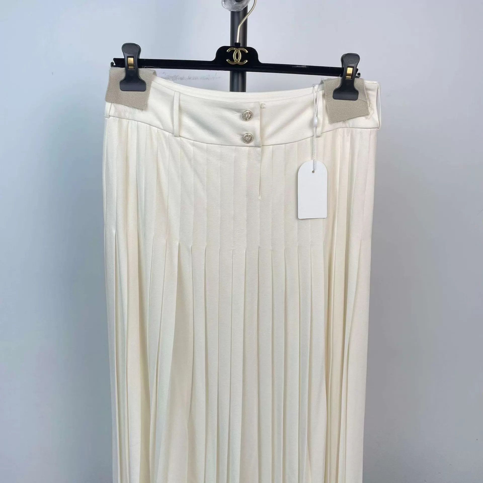 Chanel Chanel 25S White Silk Pleated Skirt 38 (98 New) Size 27" / US 4 / IT 40 - 3 Thumbnail