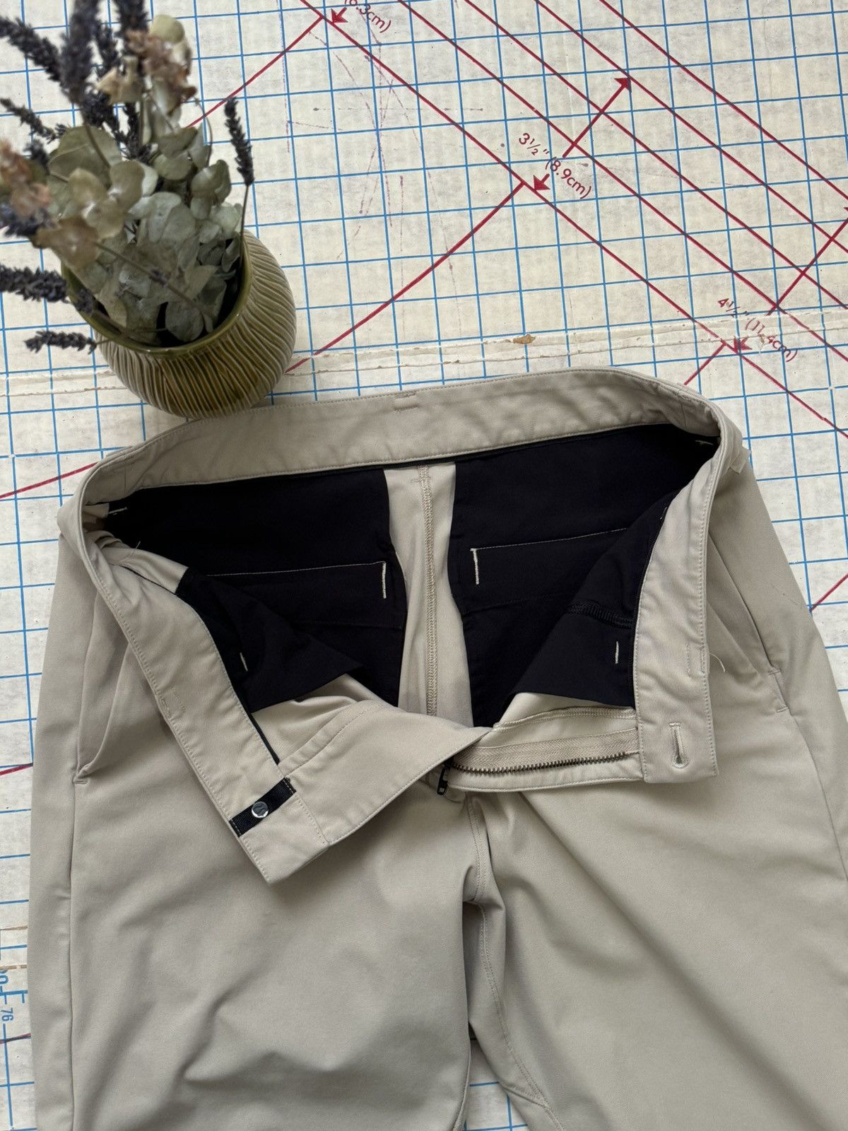 Lululemon Lululemon Commission Casual Pants Size 31 Light Tan Khaki Size US 31 - 5 Thumbnail