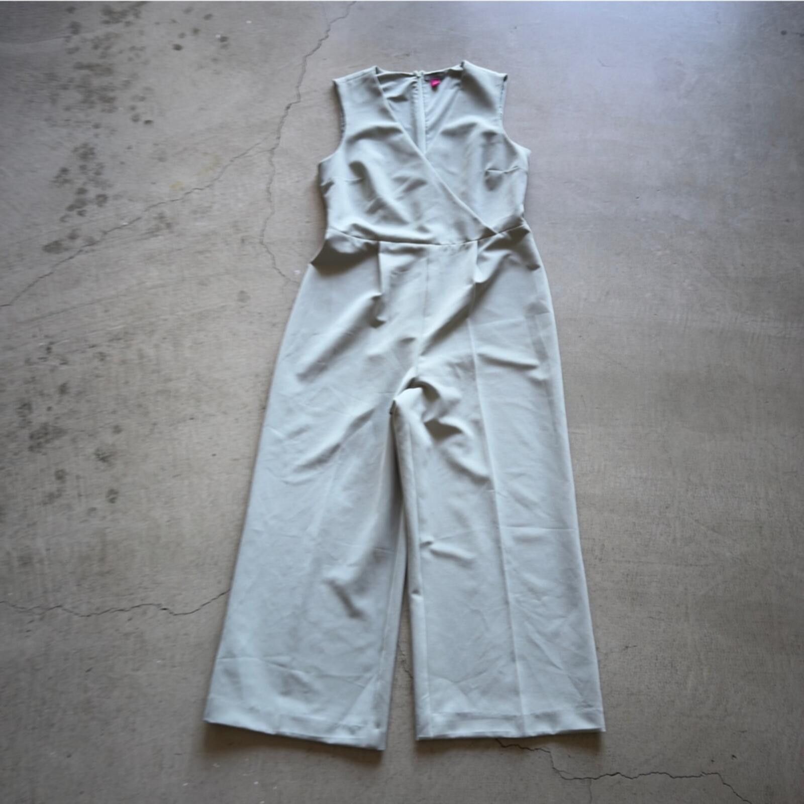 Vince Camuto Vince Camuto / Sleeveless V-Neck Jumpsuit / Sage Size 28" / US 6 / IT 42 - 3 Thumbnail