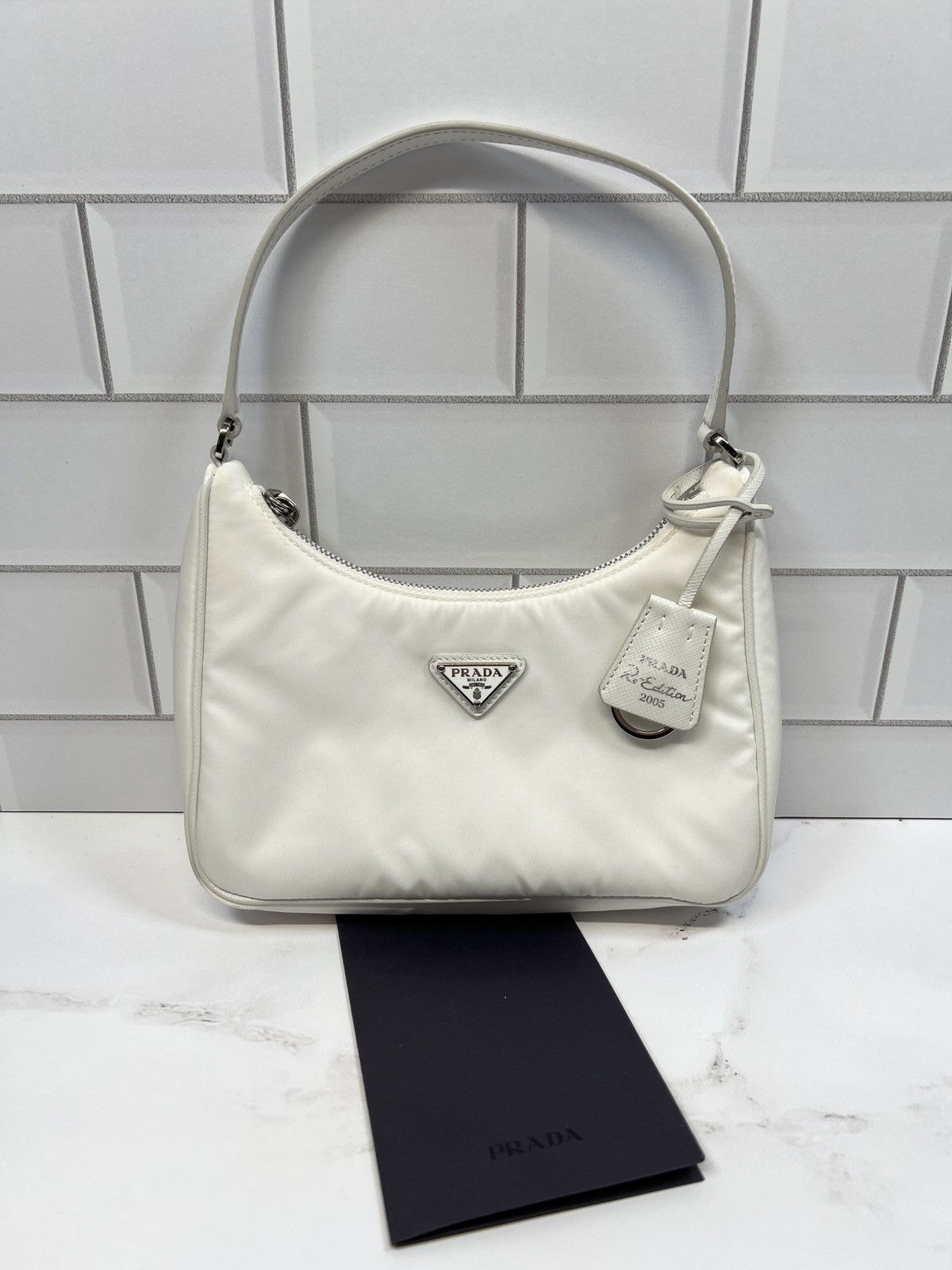 送料無料 Re-Edition 2005 Re-Nylon バッグ ホワイト/シルバー Prada Re Edition 2005 | Grailed