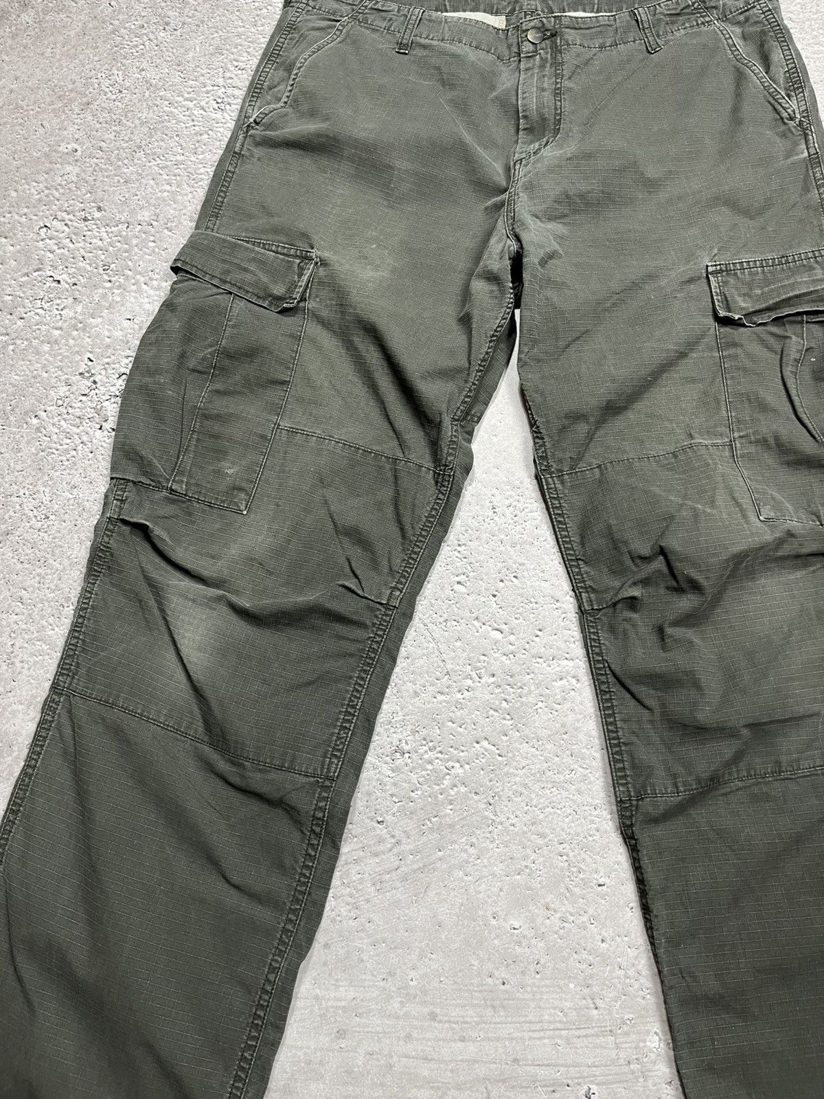 Carhartt distressed green cargo pants 38x34 rugged workwear